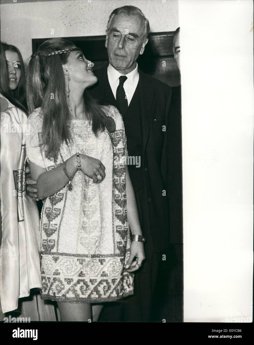 11. November 1969 - Variety Club Tribut Luncheon, die 1969 '' Miss World Teilnehmer: Earl Mountbatten of Burma und Herrn Walter H. Annenberg, der US-Botschafter waren Ehrengäste am Mittagessen von der Variety Club von Großbritannien in eine Hommage an die 1969 '' Miss World'' Beauty Queens im Savoy Hotel heute ausgeschrieben. Die Mädchen waren in ihren Trachten gekleidet. Foto zeigt, dass Earl Mountbatten am Mittagessen heute mit Miss Mexiko (Glora Hernoadez) im Bild Stockfoto