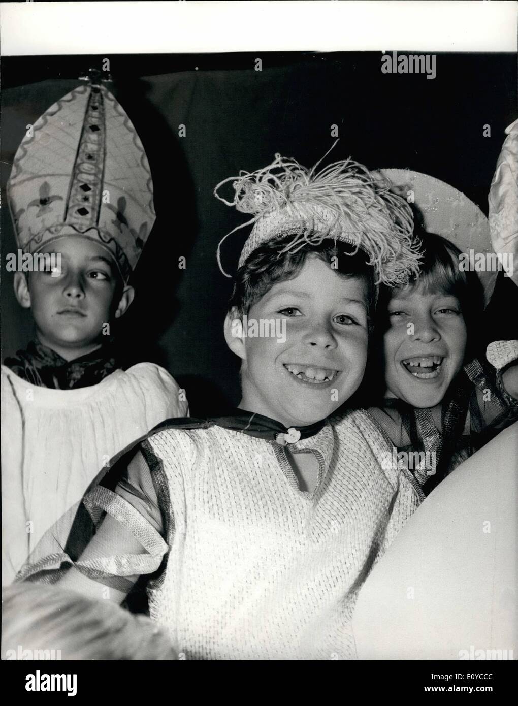 11. November 1969 - machen Viscount Linley Bühnendebüt; Foto zeigt Viscount Linley, 8 Sohn von Prinzessin Margaret und Earl of Snowdon, machen sein Bühnendebüt in seiner ersten Amtszeit an Ashdown House Preparatory School, Forest Row, Sussex. Er spielte einen jungen Seite in '' Frau Malone'', ein Märchen über eine Irin. Stockfoto