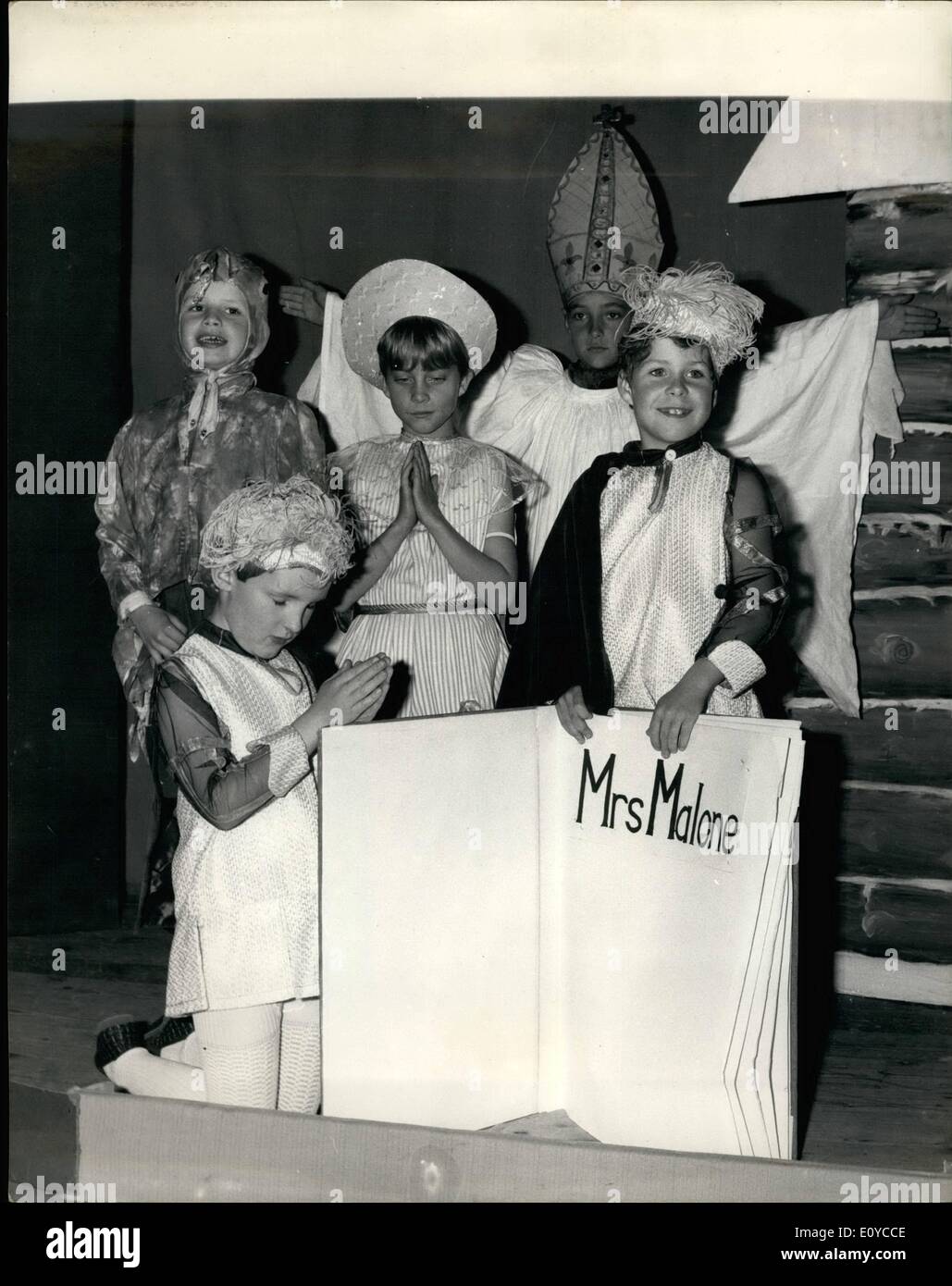 11. November 1969 - machen Viscount Linley Bühnendebüt; Foto zeigt Viscount Linley, 8 Sohn von Prinzessin Margaret und Earl of Snowdon, machen sein Bühnendebüt in seiner ersten Amtszeit an Ashdown House Preparatory School, Forest Row, Sussex. Er spielte einen jungen Seite in '' Frau Malone'', ein Märchen über eine Irin. Stockfoto