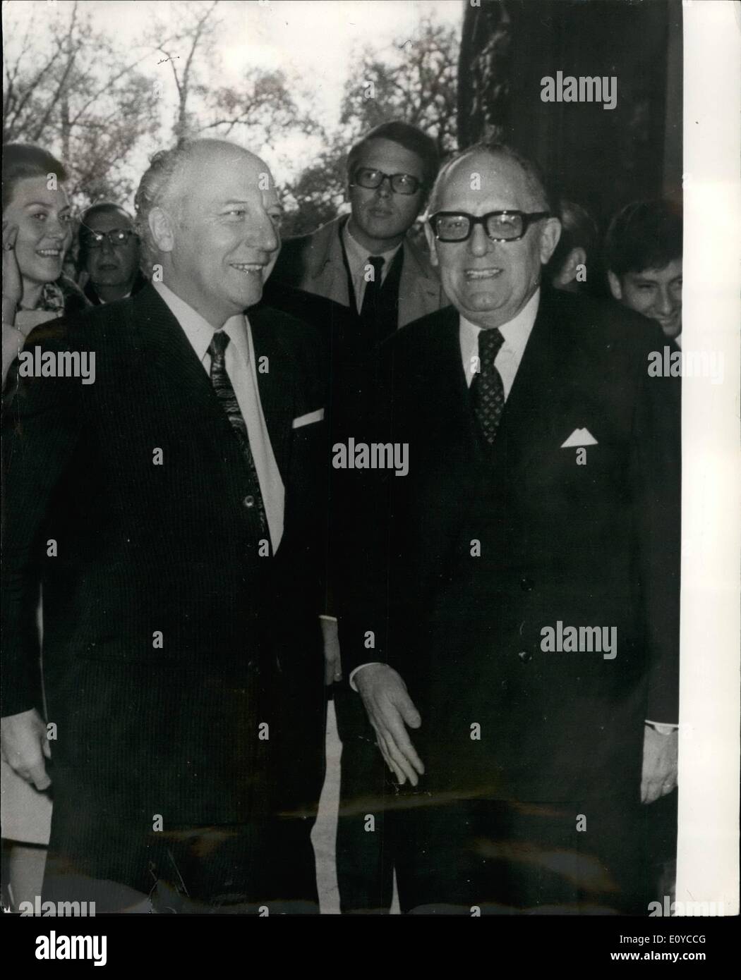 11. November 1969 - französischer und deutscher Außenminister treffen sich in Paris.: Herr Walter Scheel, der westdeutsche Außenminister im Bild mit M. Maurice Schumann, der französische Außenminister - als sie gestern auf dem Quai D' Orsay in Paris gestern trafen. Stockfoto