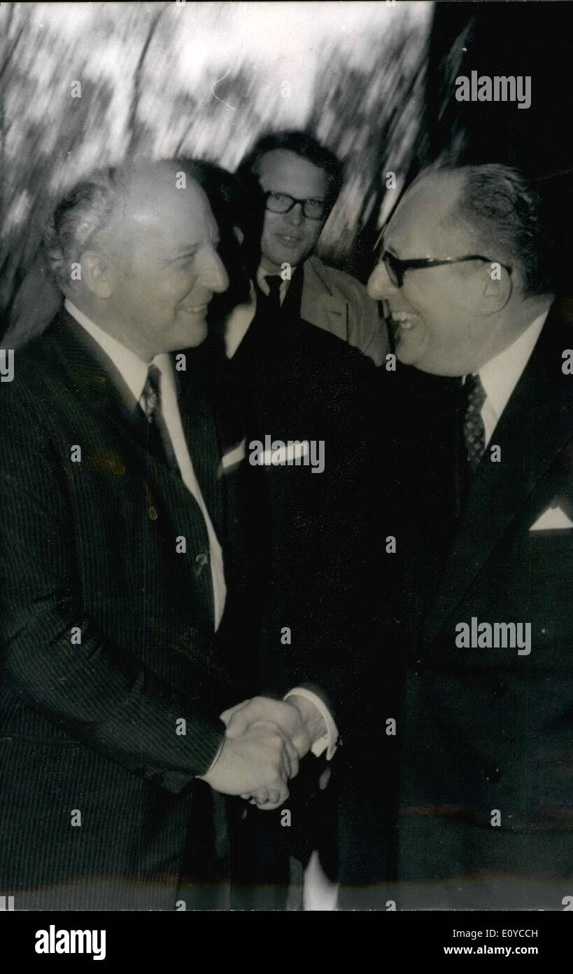 11. November 1969 - ist Scheel, Minister für auswärtige Angelegenheiten für Deutschland und Schumann ist Minister für auswärtige Angelegenheiten für Frankreich. Sie treffen sich, um ihre Differenz über die Zukunft Europas zu glätten. Querschnitt der Austin 1100 Auto am Genfer Auto-Salon. Stockfoto