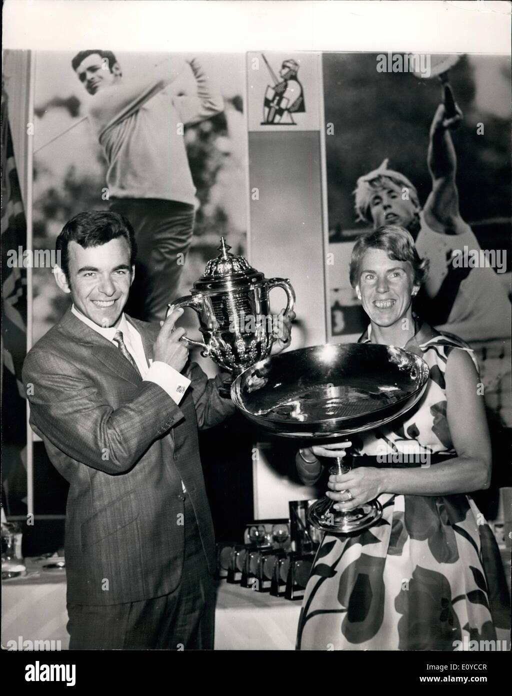 11. November 1969 - Sportler des Jahres Mittagessen: British Open Golf-Champion, Tony Jacklin und Ann Jones, Wimbledon-Champion - genannt als Sportler und Sportlerin des Jahres - Auszeichnungen heute ihre aus den Premierminister, Daily Express Sportler des Jahres Mittagessen im Savoy Hotel. Bild zeigt: Tony Jacklin und Ann Jones abgebildet mit ihren Auszeichnungen im Savoy Hotel heute. Stockfoto
