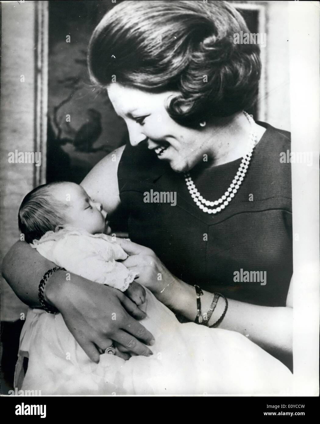 11. November 1969 - Prinzessin Beatrix mit Prinz Constantijn Foto zeigt: Crwon Prinzessin Beatrix mit ihrem Sohn Prinz Constantijn, die vier Wochen alt ist. Stockfoto