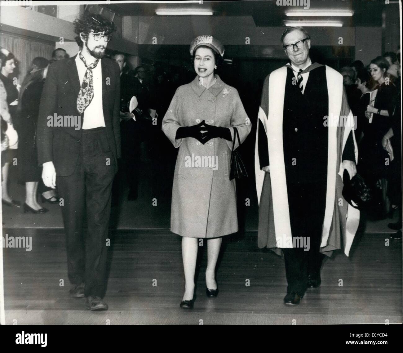 11. November 1969 - eröffnete Königin und Duke of Edinburgh, neue College-Block und Bibliotheken des Imperial College of Science and Technology. HM The Queen besuchen Studenten Gemeinschaftsraum am Imperial College of Science and Technology gestern mit Herrn Penny, Direktor (rechts) und Herr P.R. Corbyn, Präsident der Europäischen Studenten, die ihr einen Brief übergeben, der Schülerinnen und Schüler bittet er die College-Charta in Erwägung ziehen und für ihre Hilfe auf weitere Reformen zu gewinnen. Herr Corbyn sagte, dass die Königinnen ihm mitteilte, dass sie auf den Brief antworten würde Stockfoto