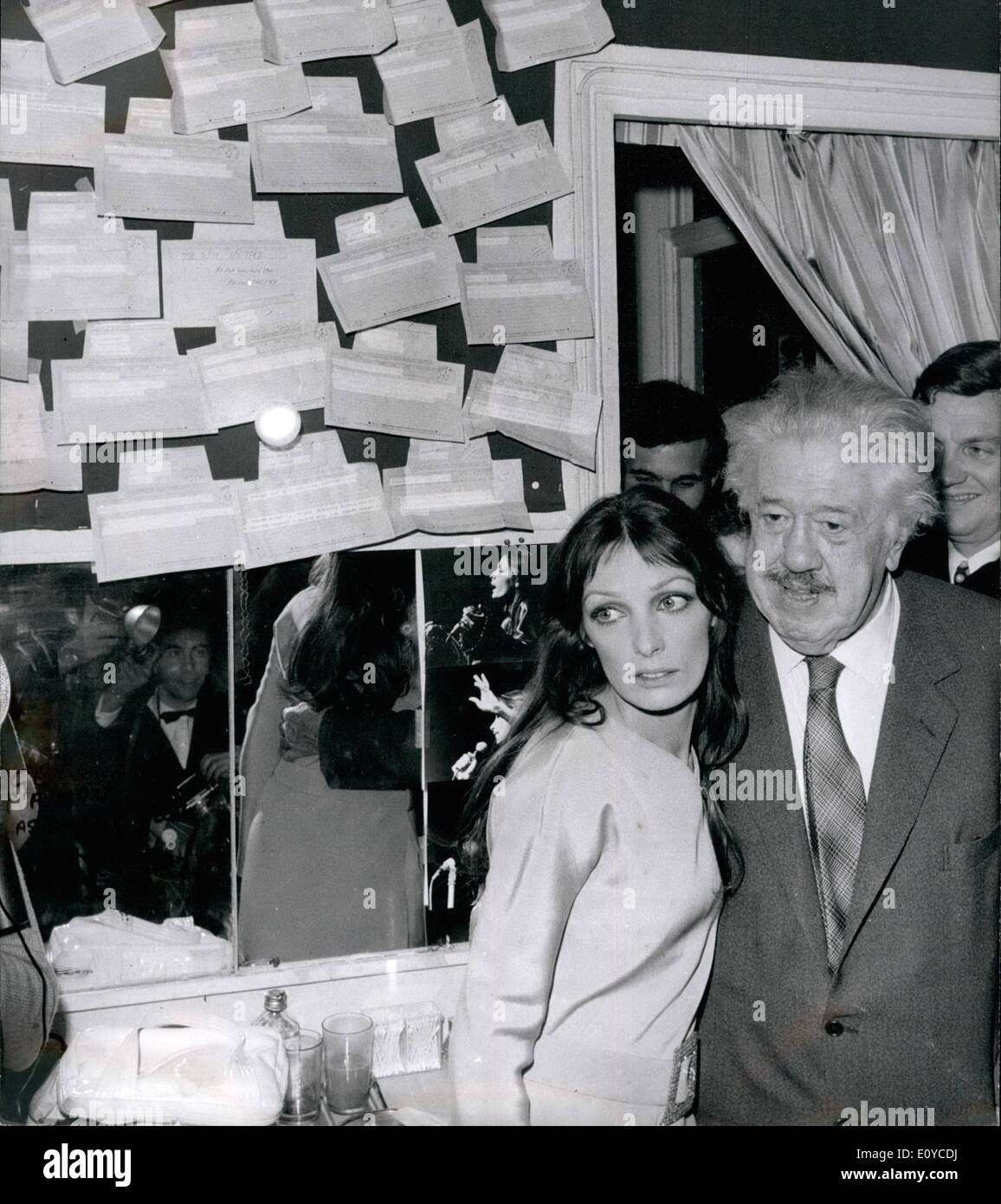 11. November 1969 - Michel Simon macht ein Hit im Varieté-Comeback: Michel Simon, einer der ältesten französischen Bildschirm und Bühne Schauspieler, feierte ein Comeback in der Olympia neuesten Varieté-Show gestern. Vor dem Aufstehen zu internationalem Ruhm als Bildschirm Schauspieler. Michel Simon war ein Preisboxer in seinen frühen Tagen und auch Music Hall Handlungen durchgeführt. Foto zeigt Michel Simon in der Olympia-Garderobe zusammen mit Sängerin Marie Laforet auch auf dem Programm abgebildet. Stockfoto