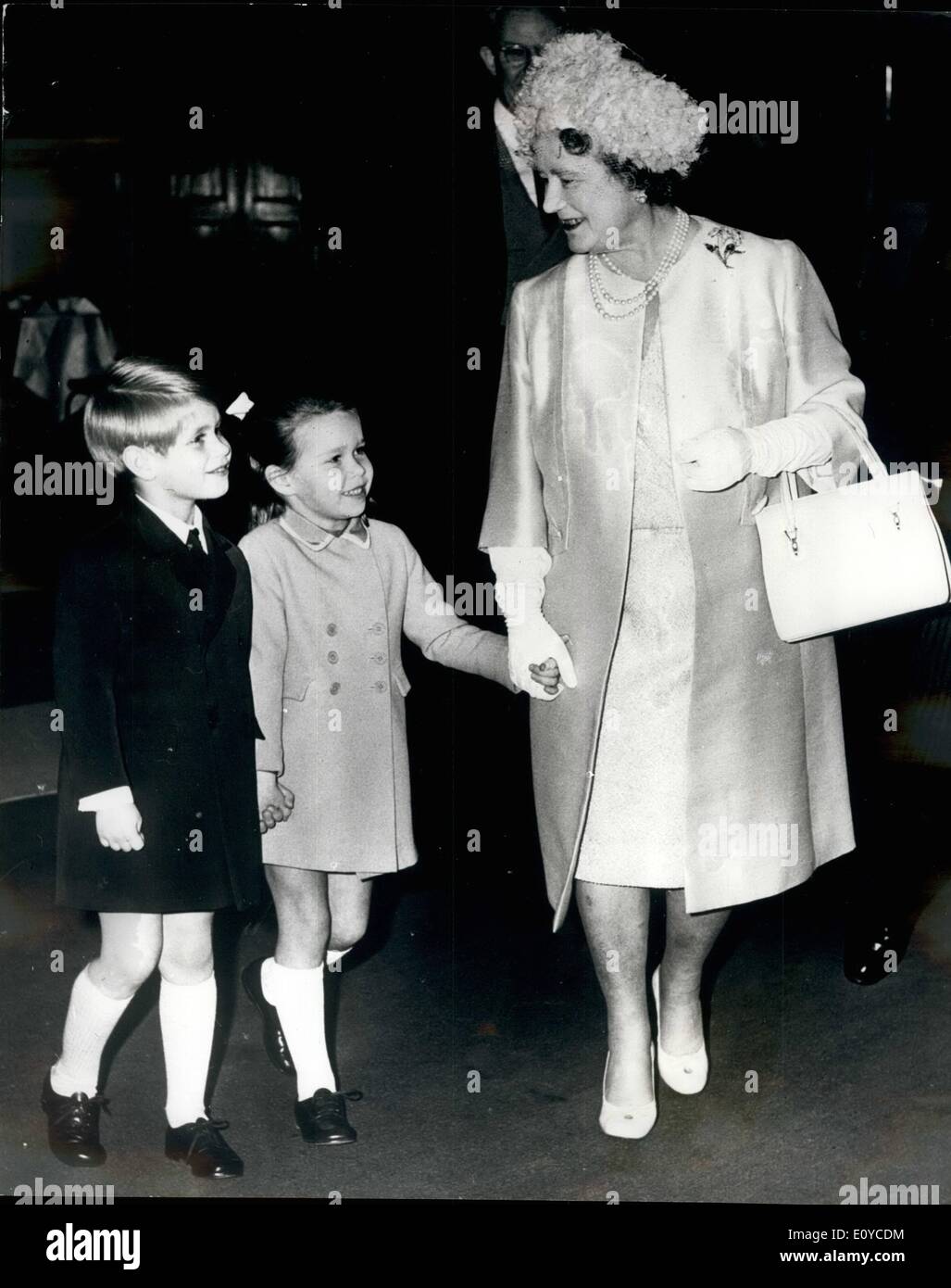11. November 1969 - Off to Opera.: Königin Elizabeth die Königin-Mutter, im Bild mit zu Fuß mit ihrem Enkel, Prinz Edward und Lady Sarah Armstrong-Jones, am Royal College of Music, London, gestern Nachmittag, wo sie eine Oper, präsentiert es von der Opera School besuchte. Stockfoto