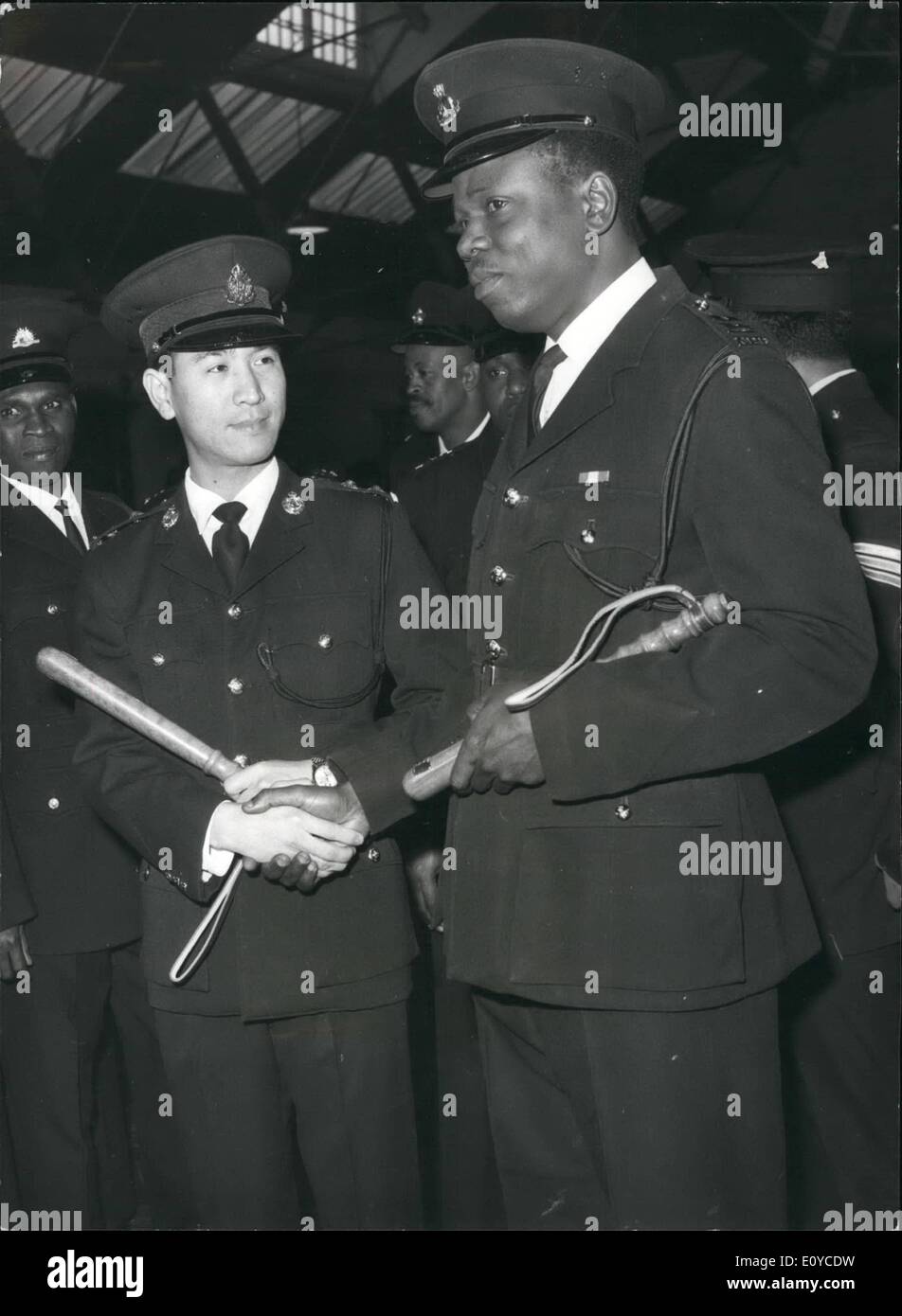 11. November 1969 - Übersee Polizei Studenten vorbei - Parade an der Polizeiakademie - Hendon. Foto zeigt die beiden ausländischen Studenten, die gemeinsam für den Baton of Honour Award, gesehen, gratulieren einander nach der Präsentation gebunden. Sie sind (L, R) Inspektor Leung Fung-Shun, von Hone Kong, und Inspektor Jimo Adebowale Kafidipe, Nigeria, der erste jemals nigerianischen um die Auszeichnung entgegenzunehmen. Stockfoto