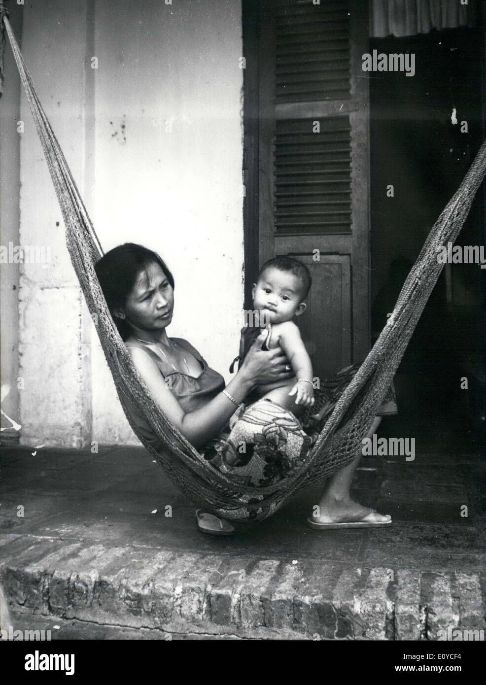 13. August 1969 - im Bild ist eine Mutter und Kind aus Kambodscha, nahe der Grenze zu Vietnam. Der Krieg Verwicklungen in der Region hatten viele Bewohner verunsichert. Stockfoto