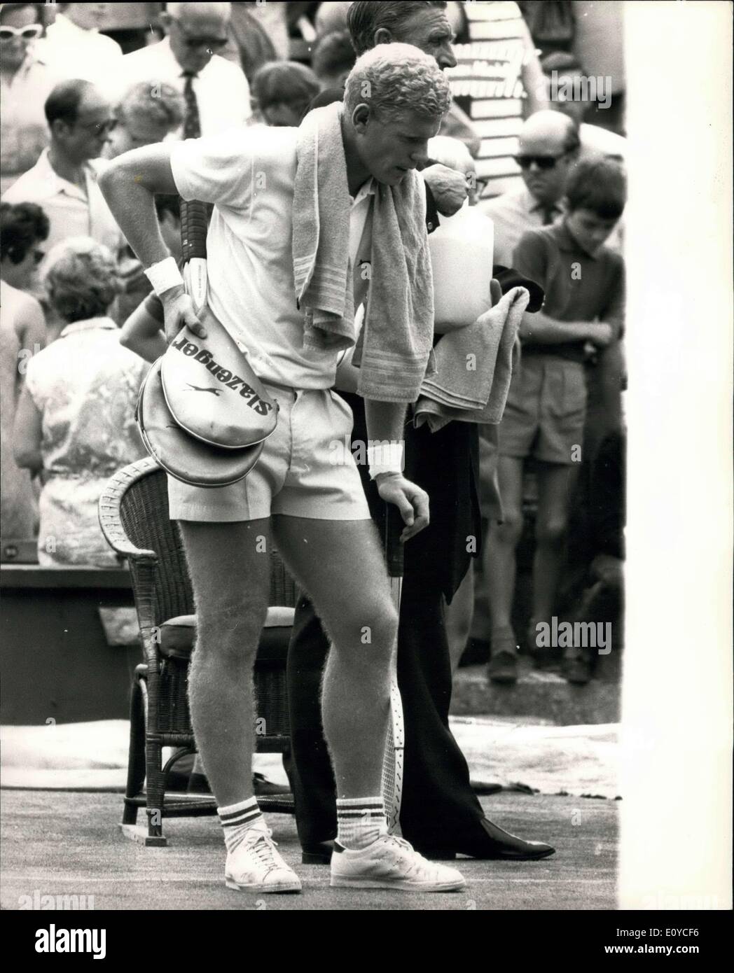 14. August 1969 - Davis Cup Tennis in Wimbledon - inter Final Zone. Great Britain Vs. Rumänien. Bild zeigt: A niedergeschlagen Mark Cox Stockfoto