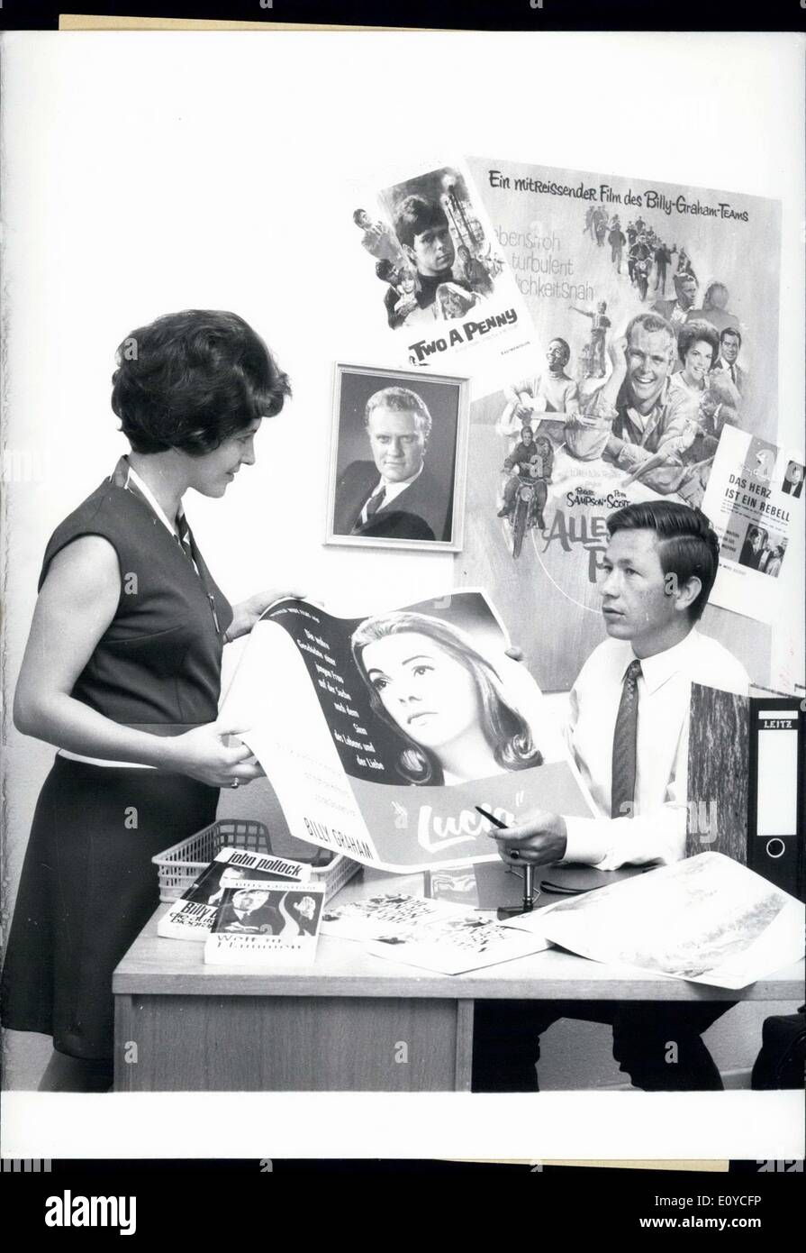 18. August 1969 - berühmte, amerikanische Evangelist Billy Graham geplant eine große Kampagne in Deutschland im April 1970. Er würde im Fernsehen und durch mehr als eine halbe million Menschen zwischen 4. April und 12 April eingesehen werden. Hier abgebildet ist das Amt für die Kampagne in Frankfurt. Sie waren bereits im Gange mit den Vorbereitungen für das Programm. Billy Graham Filme würde auch in Orten wie Gefängnisse und Zuchthäuser eingesetzt werden. Stockfoto