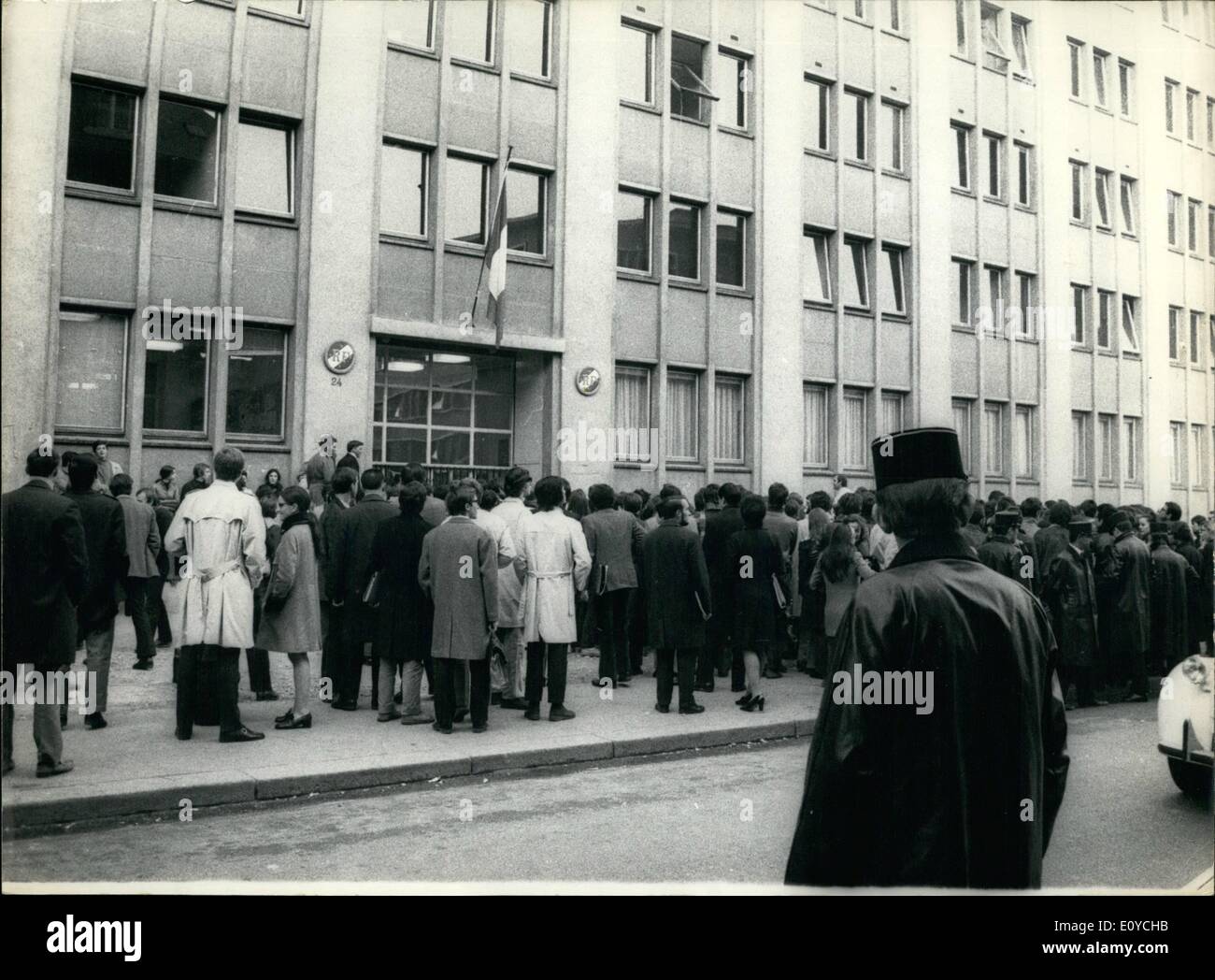 11. November 1969 - drohen Medics, die Schule zu besetzen: Erste und zweite Jahr Studenten der medizinischen Fakultät bedroht, das Schulgelände als Protest gegen die neuen Regelungen abgesehen von ihnen aus der Krankenhaus-Praxis zu besetzen Paris. Das Foto zeigt medizinische Studenten im Bild vor der Schule geschlossen und bewacht durch die Polizei. Stockfoto