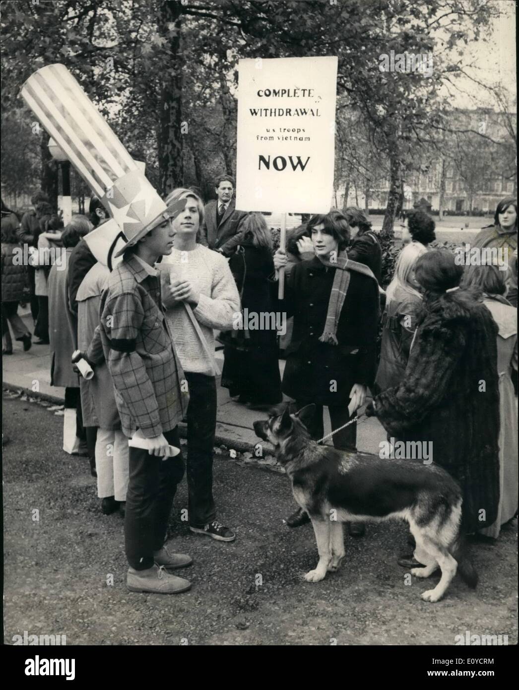 11. November 1969 - Anti-VIETNAM Krieg DEMONSTRATION IN GROSVENOR SQUARE: Extra Polizei war im Einsatz bei Problemen während der heutigen Stockfoto