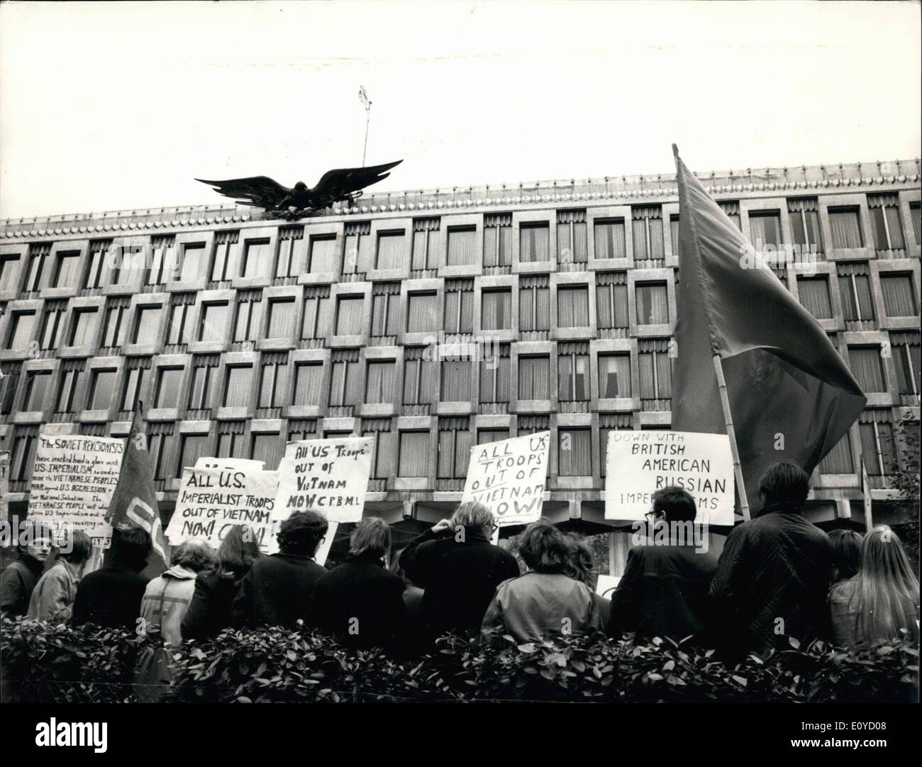 11. November 1969 - Anti-Vietnam-Krieg-Demonstration in Grosvenor Square: Extra Polizei war im Einsatz bei Problemen während der heutigen Stockfoto