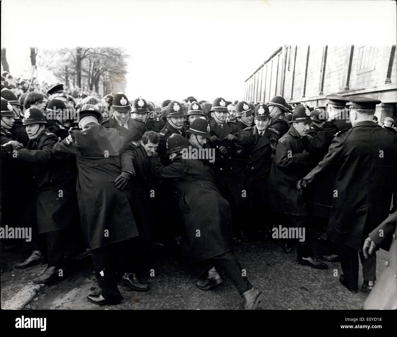 16. November 1969 - A Polizist wird erstochen in Rugby Aufruhr bei Swansea gestern: ein Polizei-Sergeant war im Krankenhaus gestern Abend nach dem Kampf zwischen Anti-Apartheid-Demonstranten und Polizei erstochen wird. Neun weitere Offiziere wurden auch ins Krankenhaus während der zwei - und - eine halbe Stunde Kampf außerhalb der St. Helens Rugby ground, Swansea, wo schlagen die Springboks Swansea um 12 Punkte auf Null gestern. Rund 30 Demonstranten wurden festgenommen. Bild zeigt: The Police Haken, wie sie kämpfen, um die Demonstranten aus Bodennähe Rugby gestern immer zurückhalten. Stockfoto