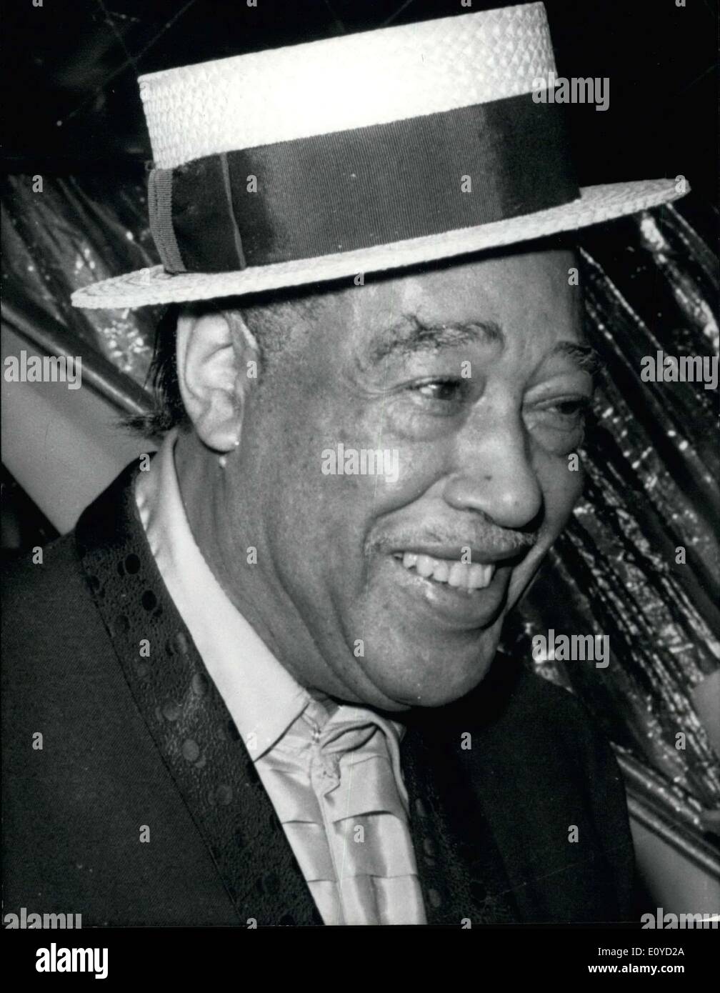 21. November 1969 - berühmte Jazzmusiker Duke Ellington feierte seinen 70. Geburtstag im Rahmen einer Gala im Alcazar profitieren Künstlerverbandes der sozialen Arbeit. Ellington abgebildet einen Hut von Maurice Chevalier, die ihm gegeben ist. Stockfoto