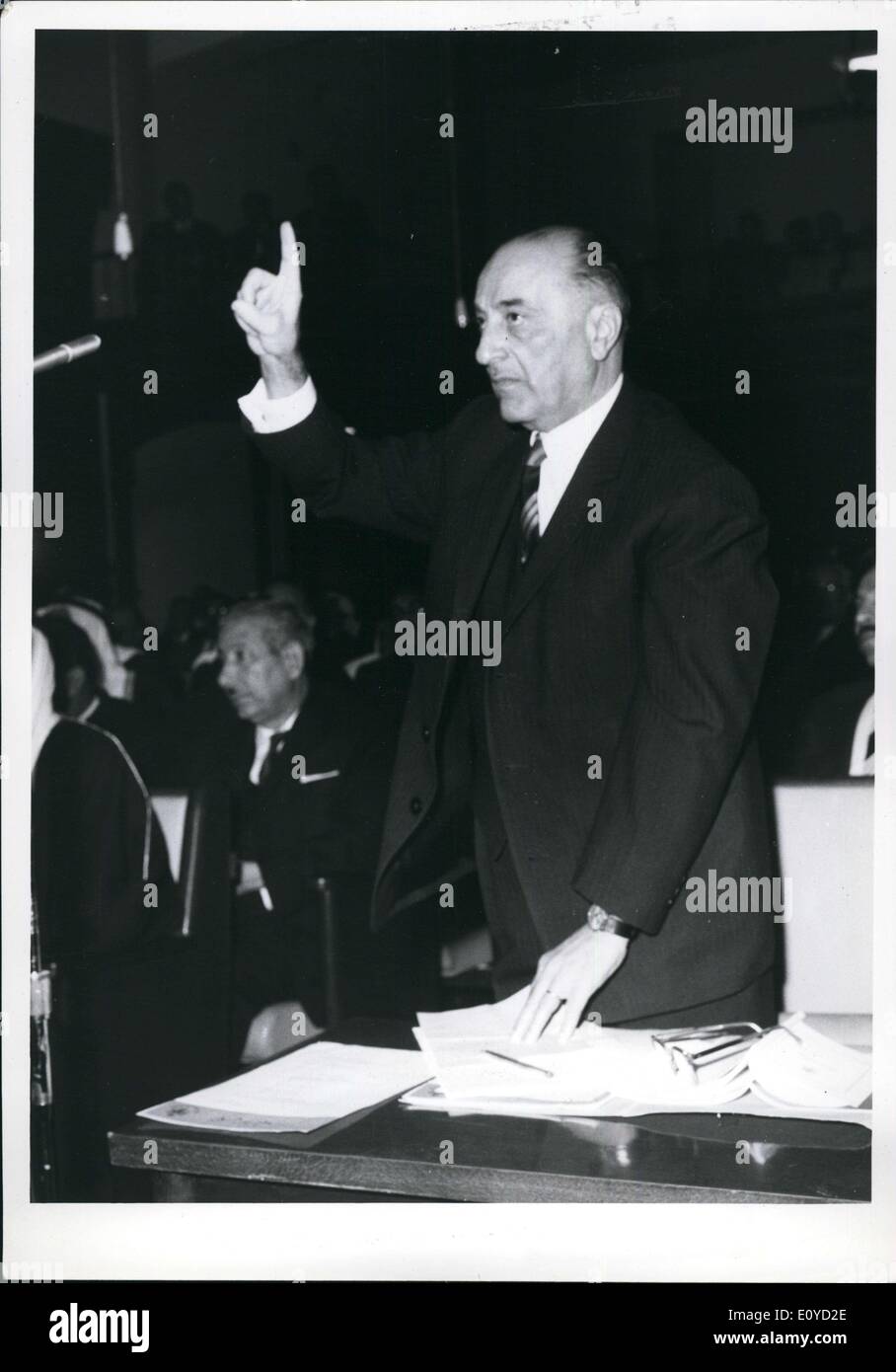 22. November 1969 - können The Premier Mr Bahjat Talhouoni Beantwortung der Abgeordneten mit Adresse nach dem gewann er eine Stimme des Vertrauens. Stockfoto