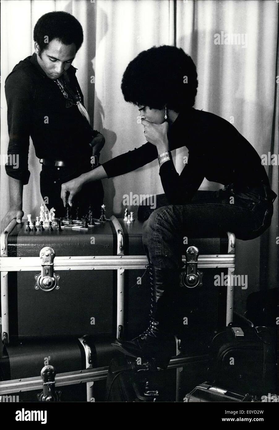 25. November 1969 - glaubt Donna Gaines es ist der richtige Schritt zu machen, wenn sie die Isar-Metropole verlässt, versuchen Sie ihr Glück an der Themse! Der 20-jährige schlaksige Amerikaner mit der kraftvollen Stimme, hier gezeigt mit Koffer gepackt und ein Spiel mit ihren Kollegen und Begleiter Ron Williams, war der Gesangsstar der Münchner Produktion '' Haare." Heute erhielt sie eine langfristige Aufnahme und TV-Angebot von den mächtigen britisch-australische TV-Produzent Vince Melouney, ehemalige Solo-Gitarrist des weltberühmten '' Bee Gees Stockfoto