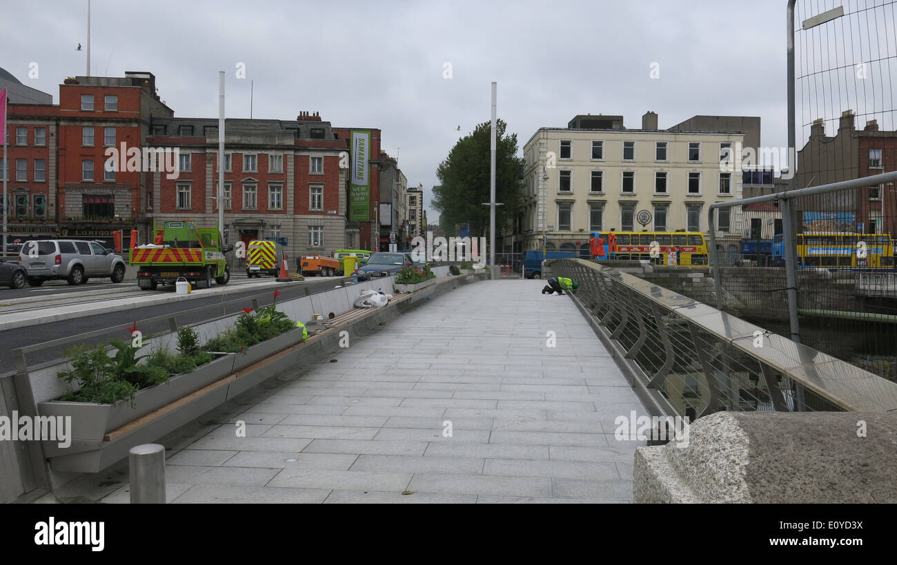 Bild der Rosie Hackett Brücke über den Fluss Liffey in Dublin Stadtzentrum wo Bauarbeiten beendet Stockfoto