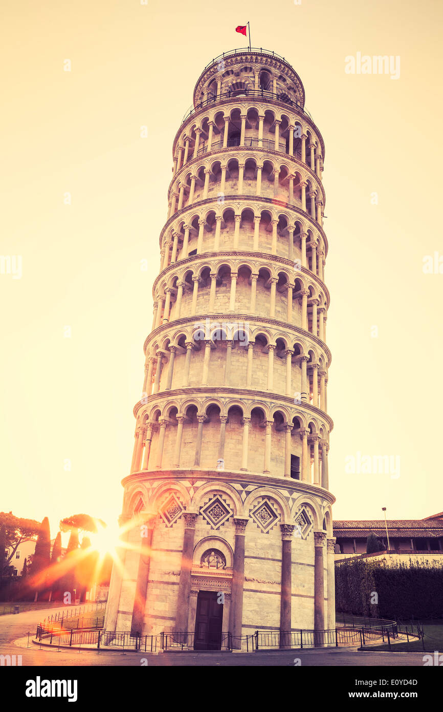 Pisa Schiefer Turm bei Sonnenaufgang, Italien. Fotografische Sonderbearbeitung Stockfoto