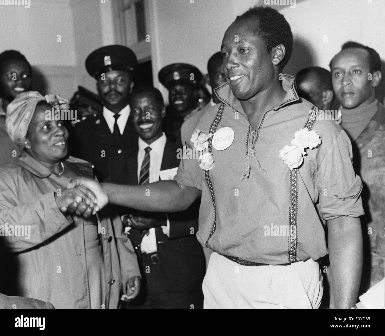 4. Dezember 1969 ist - Nairobi, Kenia - Dr. NJOROBE MUNGAI gratuliert wird der stellvertretende Bürgermeister von Nairobi MARGARET KENYATTA nach der Gewinner des Dagoreti Sitzes erklärt wurde. Stockfoto