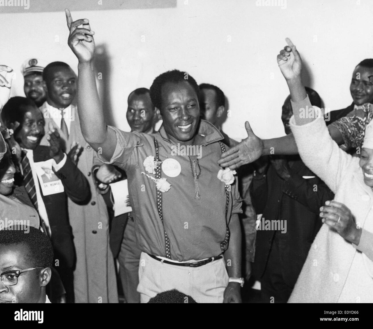 4. Dezember 1969 - Nairobi, Kenia - Dr. NJOROBE MUNGAI feiert, durch winken seine Hände mit dem "Kanu"-Symbol, nachdem er seinen Sitz an der Dagorreti beibehalten. Stockfoto