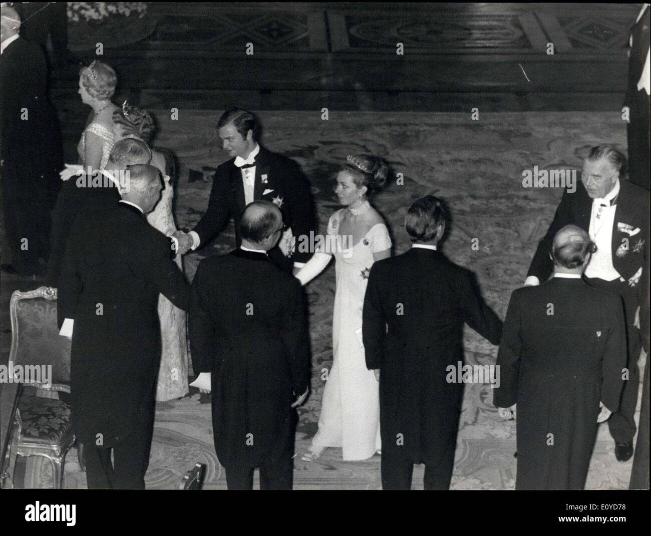 11. Dezember 1969 - der schwedische Kronprinz Carl Gustaf, die schwedische Prinzessin Christina und der Prinz Bertil Begrüßung der Gäste. Stockfoto
