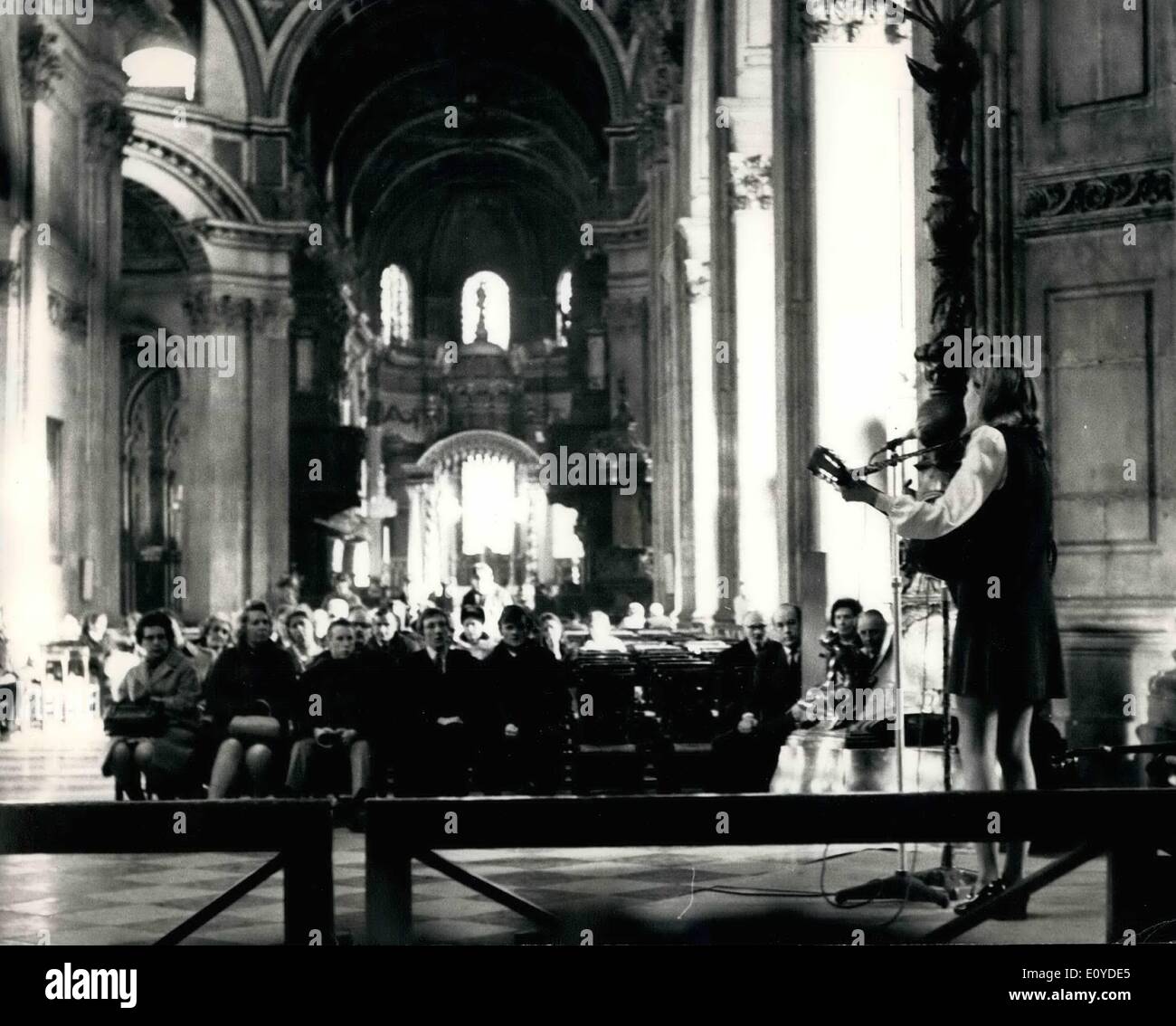 12. Dezember 1969 - Sänger und Tänzer führen In St. Pauls zu Hilfe den Obdachlosen: Pop Gruppe, Folk-Sänger und Tänzer geben ihre Dienste diese Woche in der St. Pauls Kathedrale für eine hervorragende Sache - die Obdachlosen in Großbritannien und Übersee. Ihre Auftritte sind Teil des einen besonderen Weihnachts-Appell zur Unterstützung der großartigen Arbeit von zwei Organisationen, christliches handeln und Christian Aid für die Not leidenden Menschen in diesem Land und für syrische Flüchtlinge und Obdachlose durch den Juni-Krieg. Mittagskonzerte täglich gegeben werden und junge Menschen werden ermutigt, mitmachen und singen Weihnachtslieder Stockfoto