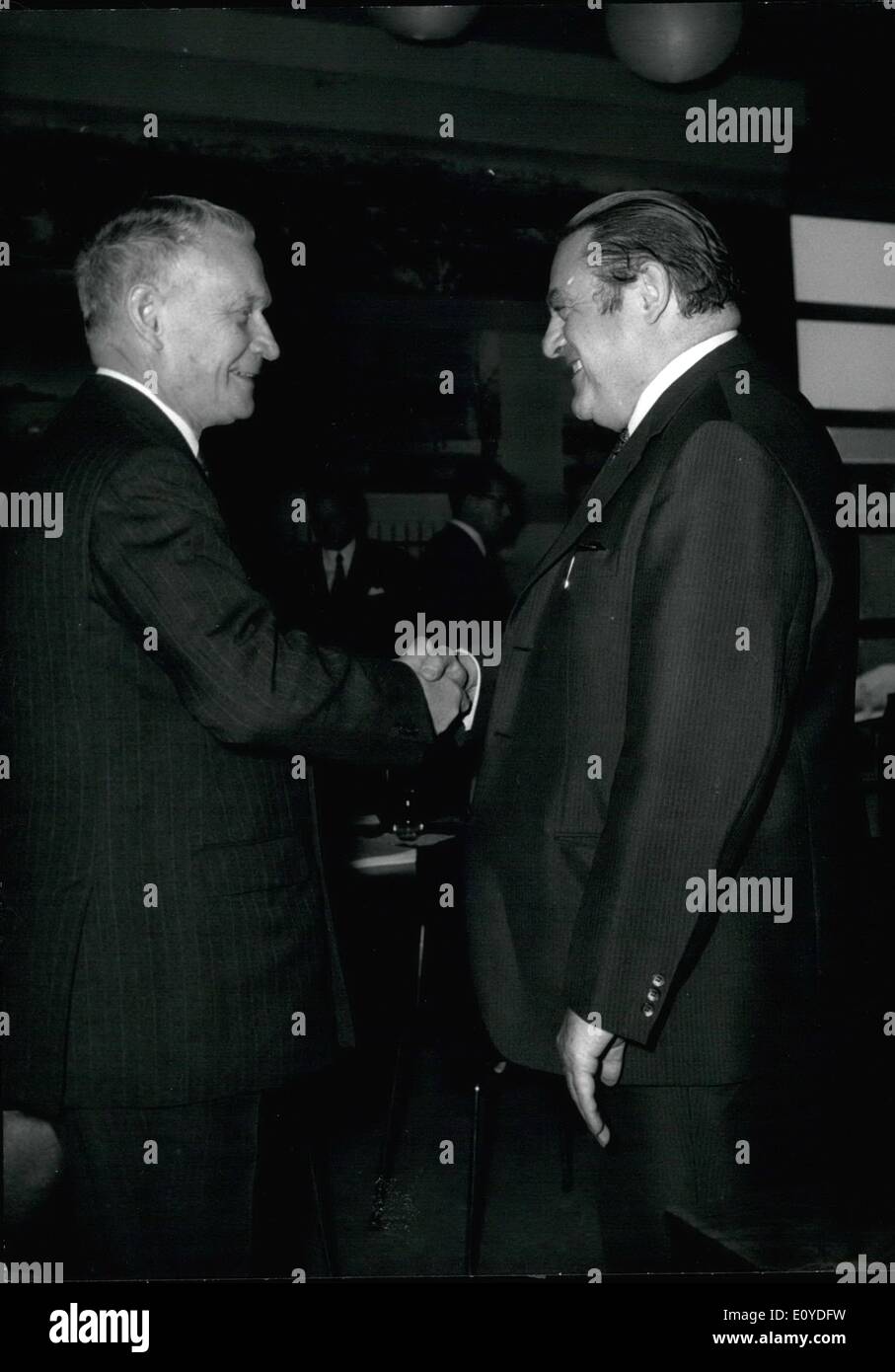 12. Dezember 1969 - Modell der Sporthalle für die Olympischen Spiele 1972 in München fertig.: In Anwesenheit des ehemaligen Bundesminister der Finanzen, Herr Franz Josef Strauß (CSU), der gegenwärtige Bundesminister für Finanzen, Herr Alex Möller (SPD), Oberbürgermeister von München, Dr. Vogel und dem Bayerischen Staatsminister der Finanzen, Herrn Pohner (CSU), Gipfel Gespräche wurden am Münchner Olympia Gebäude sitzt. Die gesamten Baukosten für die Olympiade 1972 sind jetzt auf 1150 Millionen DM geschätzt. Verzeichnis-Board von der OBG (Olympic Bauunternehmen) entlassen des früheren Präsidenten, Herrn Franz Josef Strauß Stockfoto