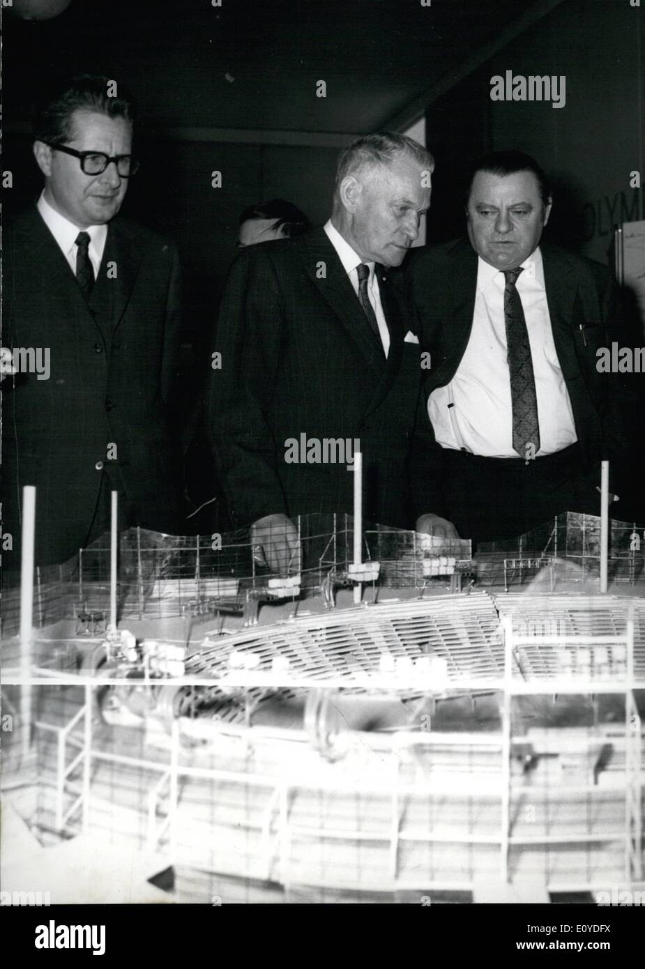 12. Dezember 1969 - fertig-Modell der Sporthalle für die Olympischen Spiele 1972 in München. In Anwesenheit des ehemaligen Bundesminister der Finanzen, Herr Franz Josef Strauß (CSU), der gegenwärtige Bundesminister für Finanzen, Herr Alex Mooler (SPD), Oberbürgermeister von München Dr. Vogel, und der bayerische Finanzminister, Herrn Pohner (CSU) wurden Gipfel Gespräche auf der Olympischen Spiele in München-Gebäude-Website. Das gesamte Gebäude, die Kosten für die Olympiade 1972 jetzt geschätzt 1150 Millionen DM. das Verzeichnis Board der Olympischen Baufirma entlassen des früheren Präsidenten, Herrn Franz Josef Strauß Stockfoto