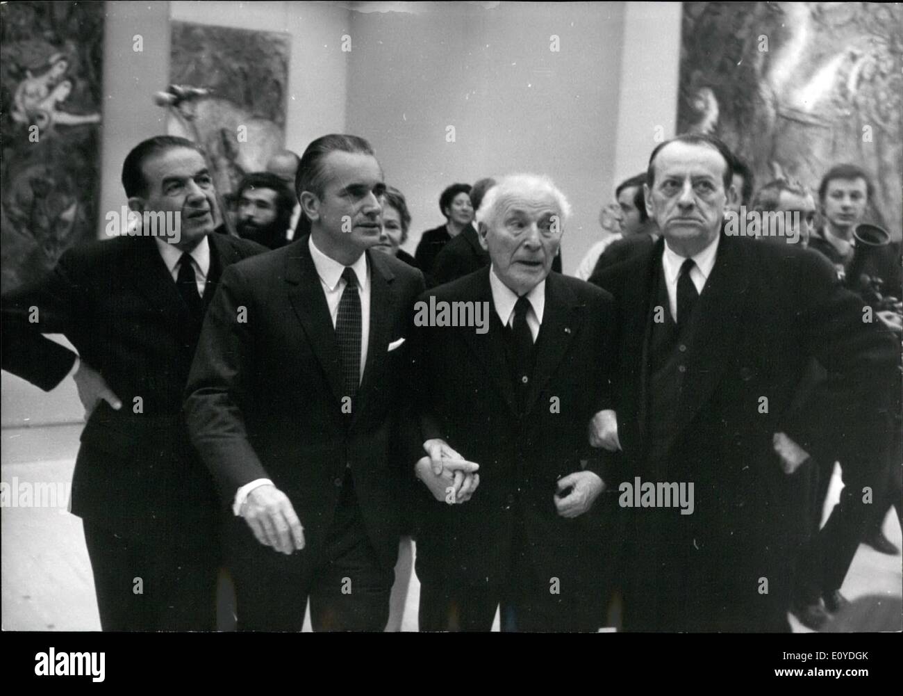 12. Dezember 1969 - eröffnet A Chagall Ausstellung heute Morgen im Grand Palais, die von Premierminister Chaban-Delmas geleitet wurde Stockfoto