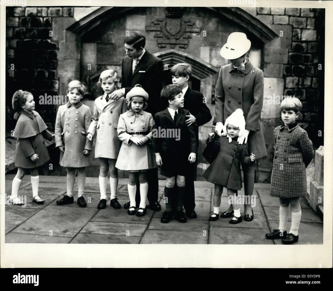 12. Dezember 1969 - posiert eine Royal-Gruppe: Prinz Charles und Prinzessin Anne haben Spaß zu versuchen, eine '' Familie Gruppe '' der britischen königlichen Kinder auf Schloss Windsor am Weihnachtsmorgen arrangieren. Die Familie hatte früher Service im St.-Georgs Kapelle besucht. Die Kinder, von links, sind Lady Sarah Armstrong-Jones, Tochter von Prinzessin Margaret: James Ogilvy, Sohn von Prinzessin Alexandra und meine Damen und Herren Angus Ogilvy: der Earl Of St Stockfoto
