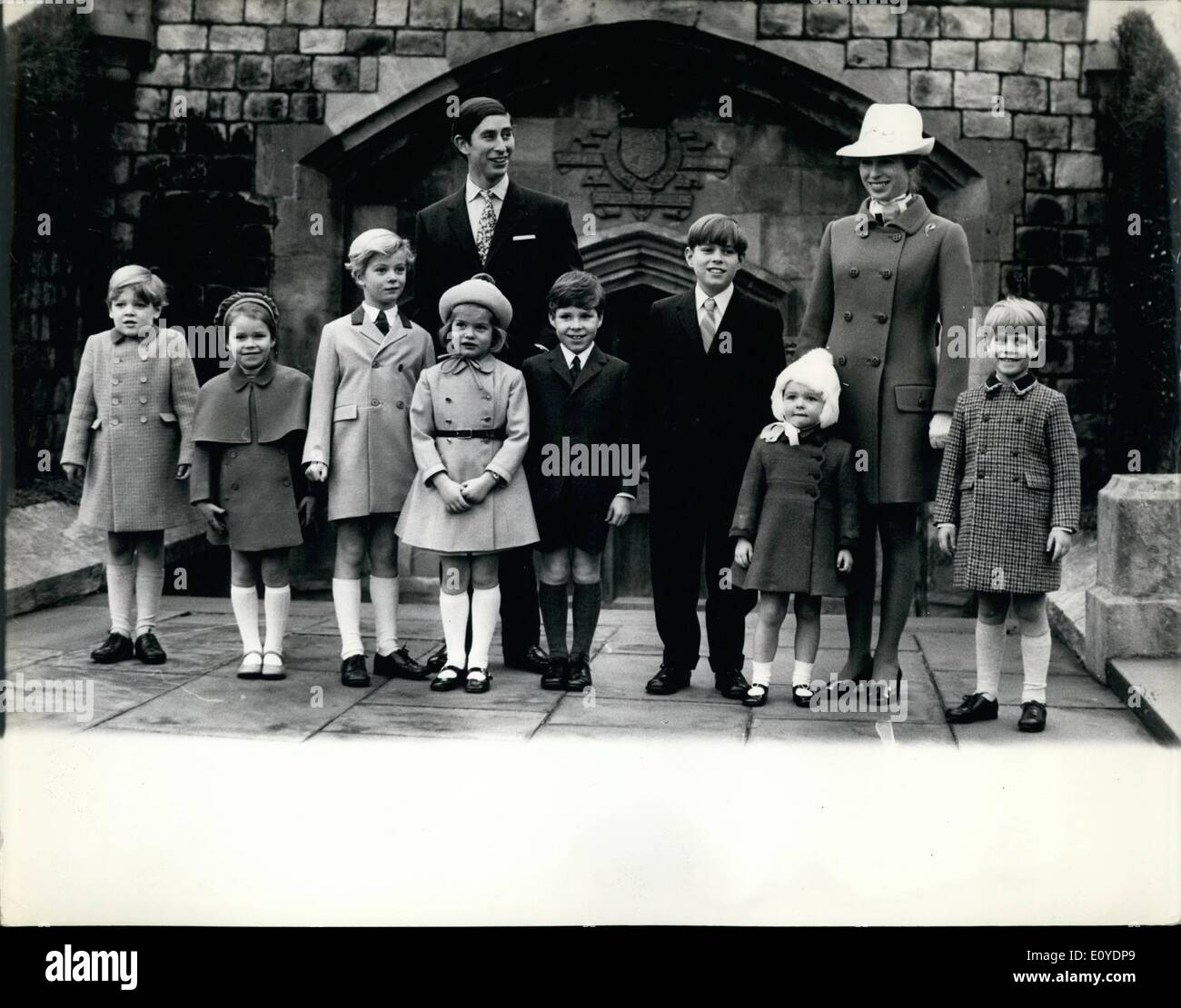 12. Dezember 1969 - die Königskinder in Windsor. Foto zeigt The Prince Of Wales und Prinzessin Anne stehen mit den anderen Kindern der Royal auf der Ostterrasse auf Schloss Windsor, nachdem sie Morgenandacht am Weihnachtstag im St.-Georgs Kapelle besucht hatten. Die Kinder sind (V.l.) James Ogilvy, 5, Sohn von Prinzessin Alexandra und Herr Angus Ogilvy; Lady Sarah Armstrong-Jones, 5, Tochter von Prinzessin Margaret und der Earl of Snowdon; der Earl of St Stockfoto