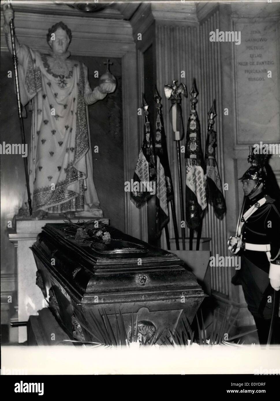 18. Dezember 1969 - Grab von Napoleon II vor einer Statue des Kaisers Napoleon ich Stockfoto