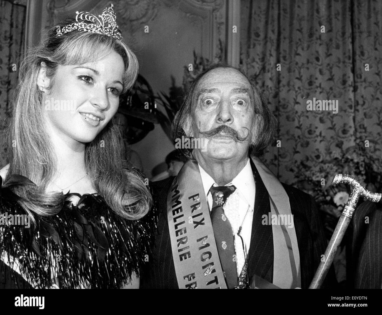 Künstler Salvador Dali mit junge Frau beim event Stockfoto