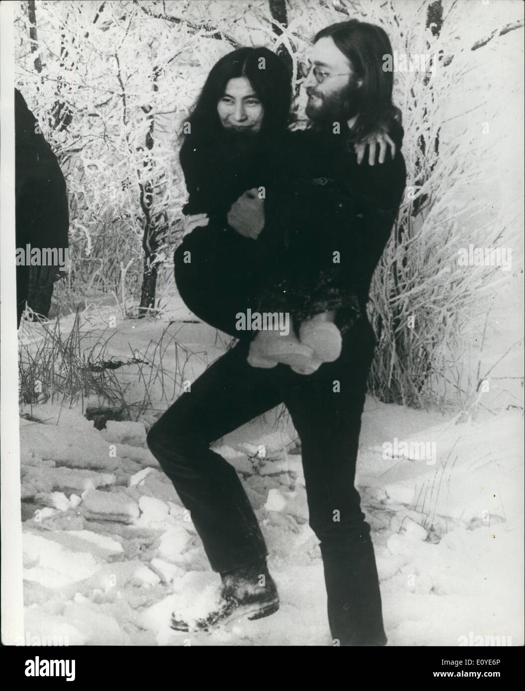 1. Januar 1970 - John Lennon und Yoko In Nord-Jütland: Beatle John Lennon und seine Frau Yoko ONO in Nordjütland, Yokos Tochter durch ihre früheren Ehe Kyoko zu sehen sind. Yokos Bauer Mann, Anthony Cox und seine Frau Belinda, lebe in Nordjütland Dänemark. Foto zeigt John Lennon und seine Frau Yoko im Schnee in Nordjütland gesehen. Stockfoto