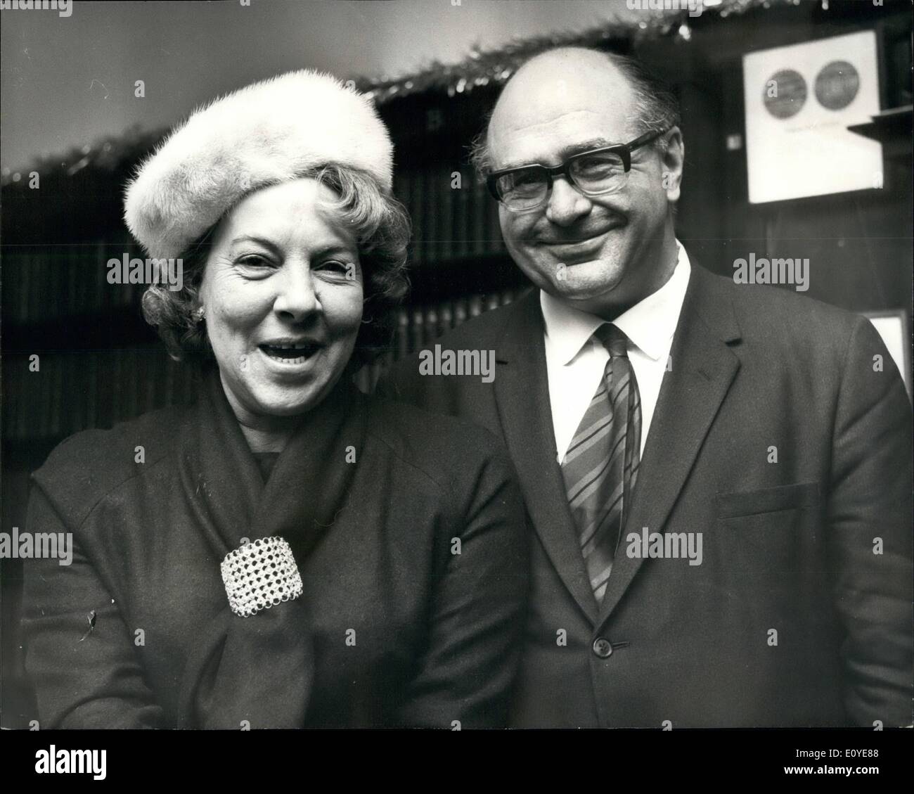 1. Januar 1970 - Frank Browne (er kippte der Poseidon Nickel Aktien hält Pressekonferenz in London): Mr. Frank Browne, wahrscheinlich die am meisten umstrittene Figur in australischen Journalismus, gab heute eine Pressekonferenz in London. Frank Browne Gründen nach London kommen. (a) Verhandlungen mit lokalen Interessen der Stadt in Connecticut mit seiner Finanzberatung (er kippte die australische Nickel-Anteil, Poseidon, dann nur 80 Cent im Juni letzten); (b) die Veröffentlichung seiner Biographie von William Wallace, die Schotten Patriot, von denen Browne sagt, viele Schotten scheinen zu schämen), und ein paar andere literarische Stockfoto