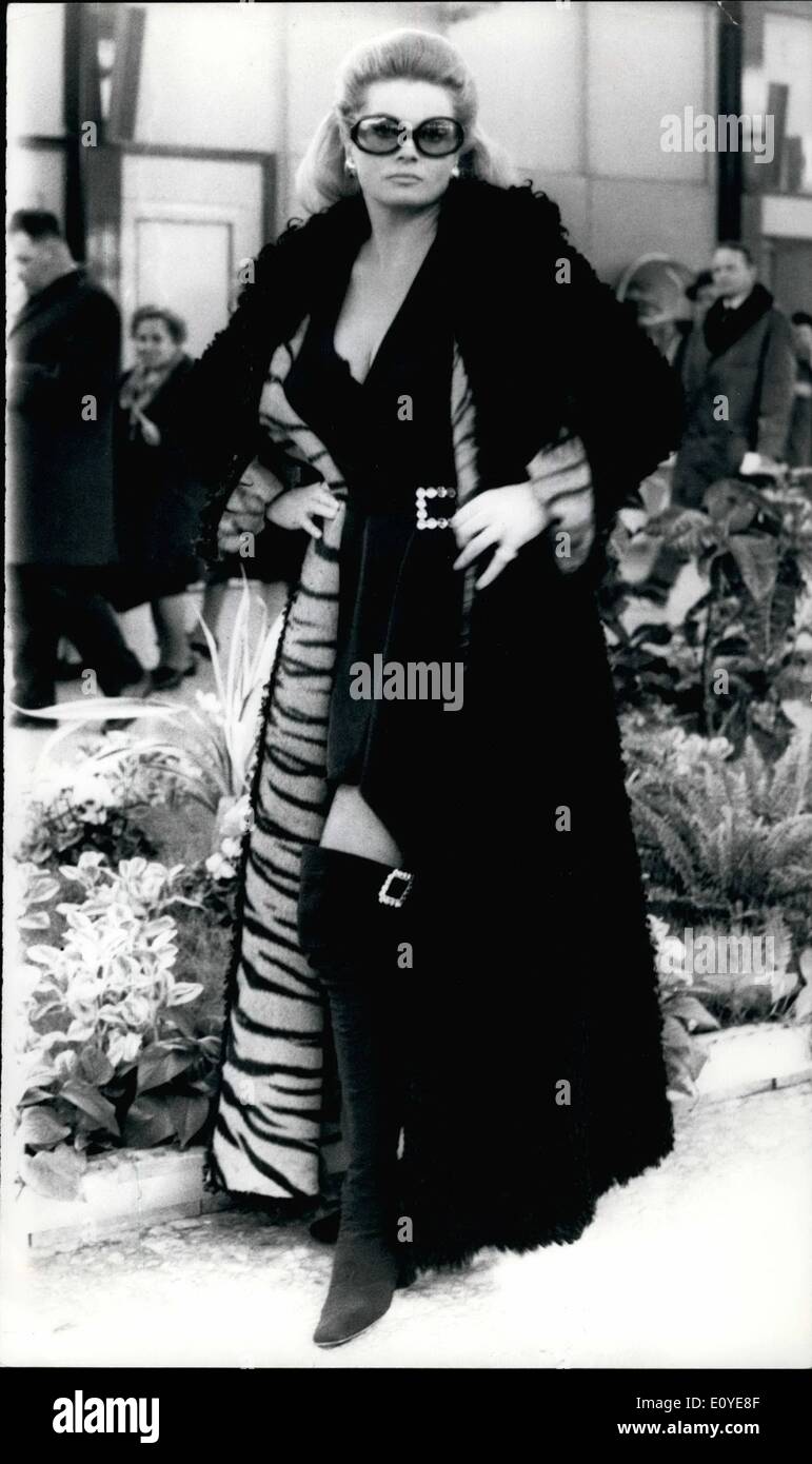 1. Januar 1970 - charmante Schauspielerin Anita Ekberg, Schwedens, nach längerer Zeit der Abwesenheit von Italien, in den kommenden zurück und Stockfoto