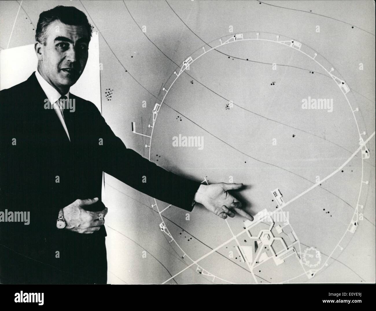 1. Januar 1970 - '' Supercern'' - ein Projekt von 300 Milliarden Volt. Foto zeigt: John B. Adams 300 Gev Beschleuniger Projektleiter, fotografiert vor einem Modell eines möglichen Layouts die gigantische Maschine. Stockfoto