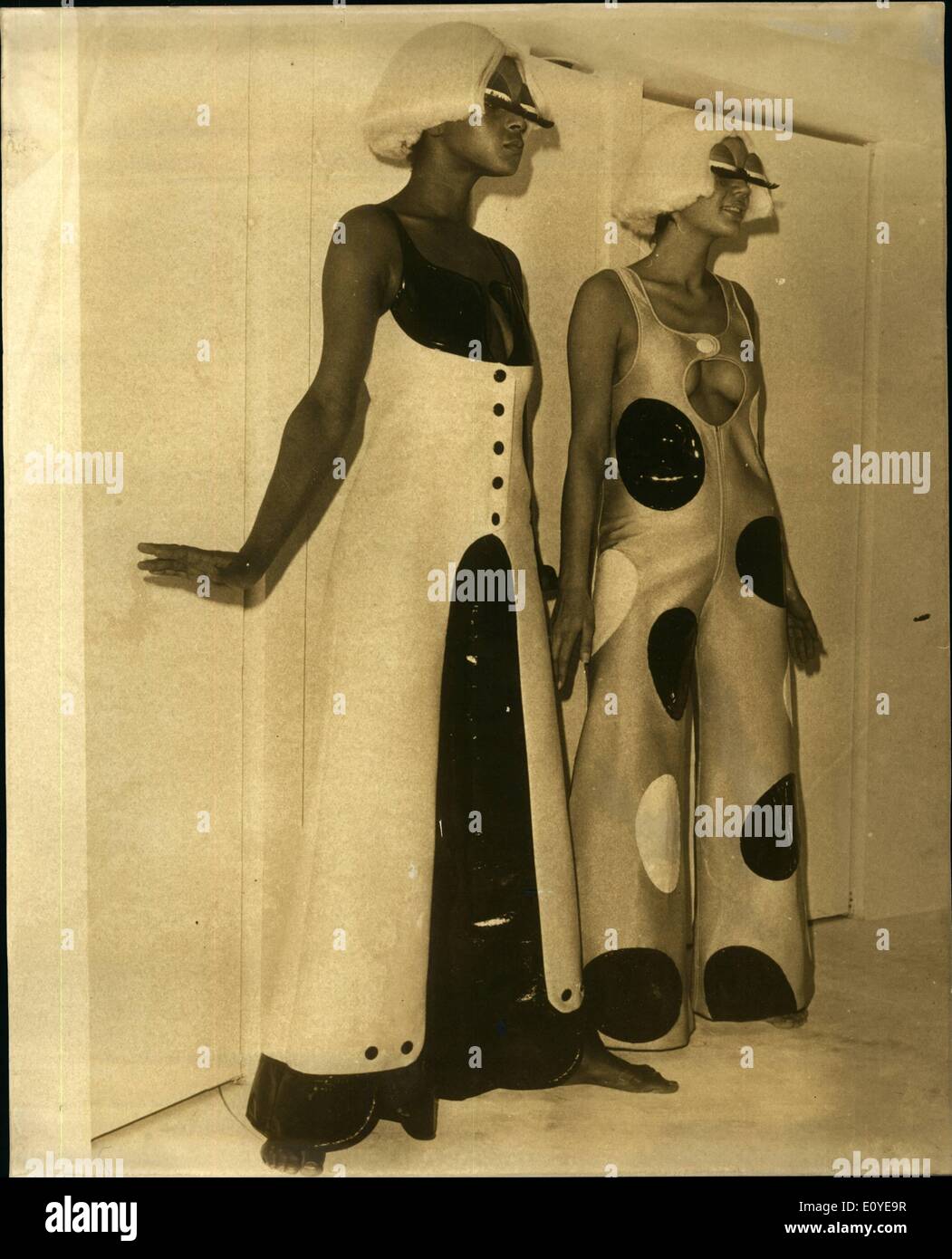 1. Januar 1970 - von Courreges Kollektion in Paris.: zwei markante Designs, mit Busen zeigen Ausschnitte auf ausgestellte Overalls aus der Courreges Kollektion gestern in Paris gezeigt. Auf Links, schwarz / weiß-Wet-Look-Vulkollan und rechts Sprunganzug große kreisförmige Applikationen auf hellblau Gabardine. Stockfoto