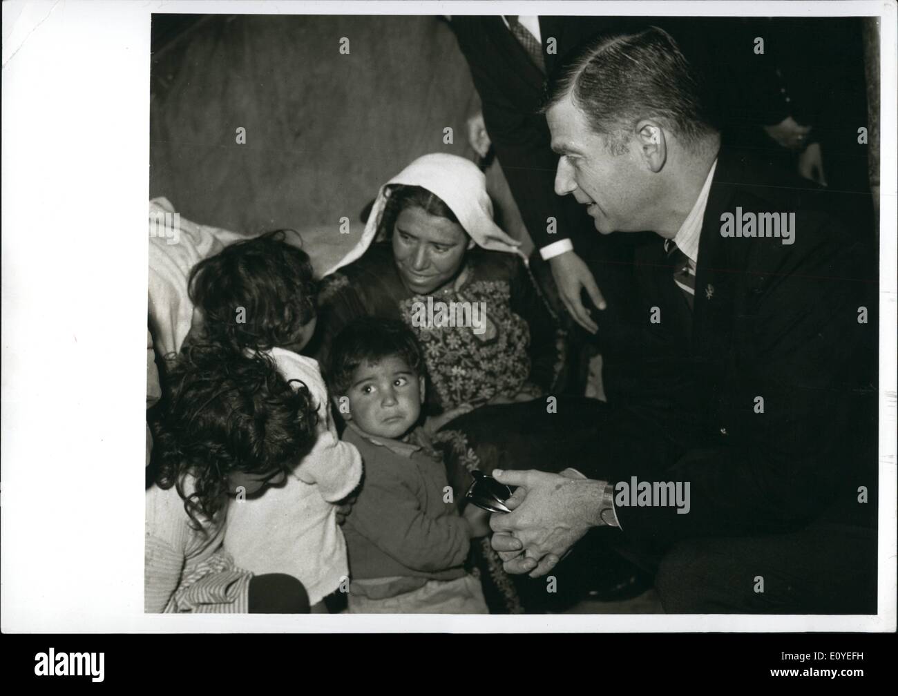 1. Januar 1970 - uns Senator Hatfield, sitzen auf dem Boden im Gespräch mit einem Flüchtling-Frau und ihren Kindern während seines Besuchs in Flüchtlingslager in Bak'a. Der Senator war sehr beeindruckt von den bitteren Bedingungen der Flüchtlinge, und sagte, dass er seine Erkenntnisse uns Beamten vermitteln würde. Der Senator abgebrochen eine Einladung zum Mittagessen, weil er am Ende seines Besuchs im Flüchtlingslager sehr beeindruckt war. In der Nähe von Amman Jordanien Stockfoto