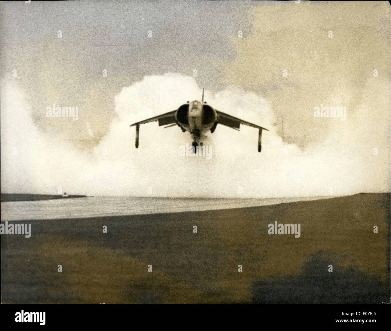 1. Januar 1970 - Harrier Jump Jet in Demonstration. Foto zeigt: Wasser verdampfen als die Royal Air Force neue Hawker Siddeley Harrier vertikalen Take-off Streik Flugzeug stieg, während einer Demonstration in Hatfield, Herts, gestern. Stockfoto