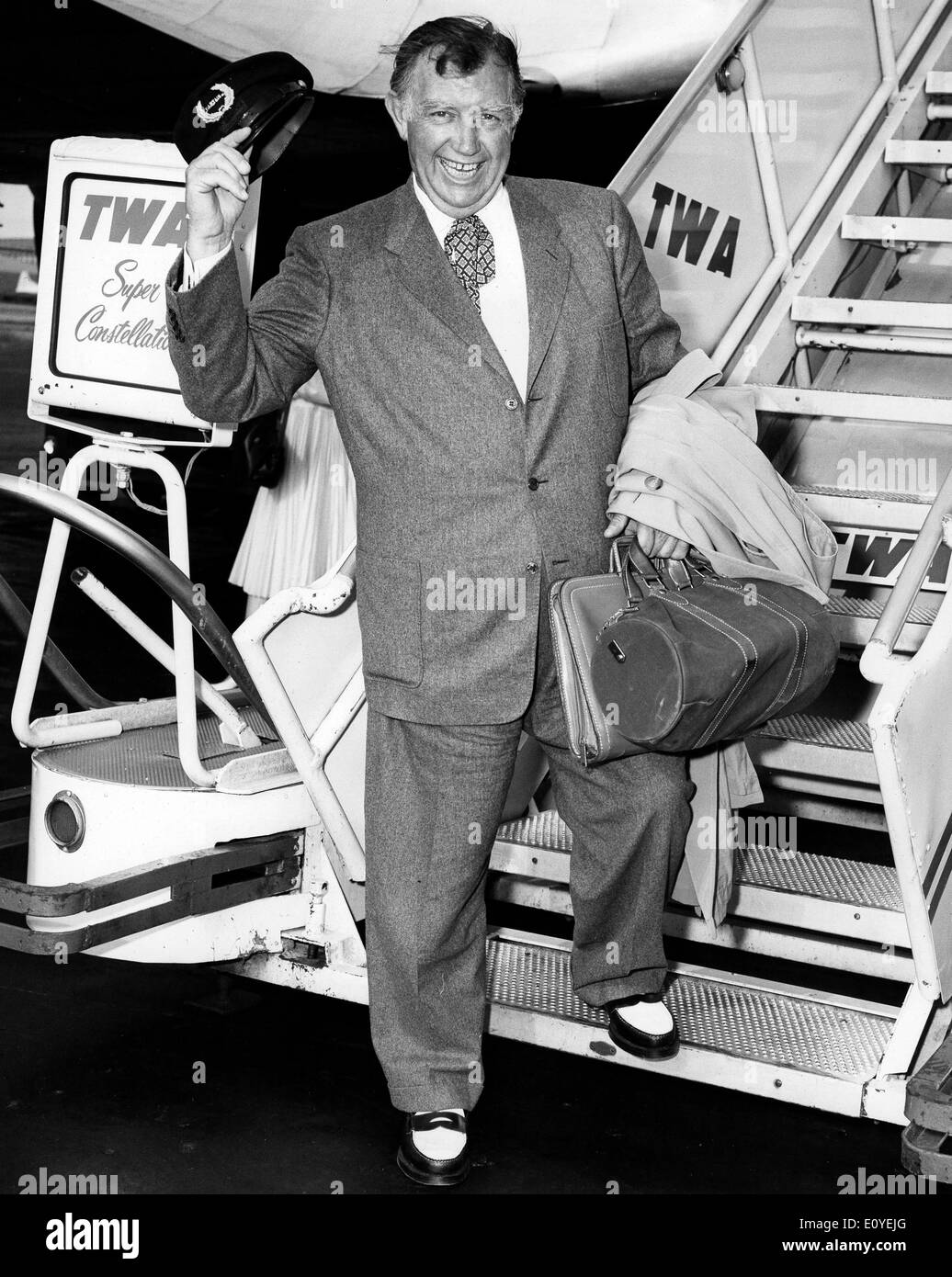 1. Januar 1970 - Datei Foto: ca. 1960er Jahre der 1970er Jahre, Ort unbekannt. ANDY DEVINE auf einer Landebahn des Flughafens. NE Pic Stockfoto