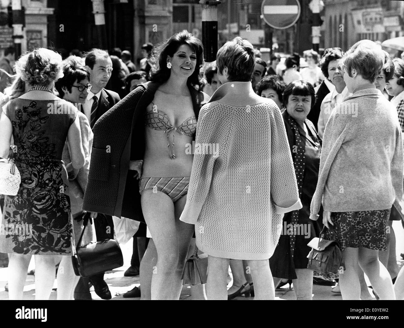 1. Januar 1970 - London, England, Vereinigtes Königreich - Datei Foto ca.: 1960er Jahre der 1970er Jahre. Mädchen posiert im Bikini in Mode zeigt, schießt und am Strand bräunen. Nach der offiziellen Version war der moderne Bikini 1946 vom französischen Ingenieur Louis Rekard und Mode-Designer Jacques Heim in Paris erfunden und eingeführt am 5. Juli bei einer Modenschau im Piscine Molitor in Paris. Es war ein String-Bikini mit einem g-String zurück Stockfoto