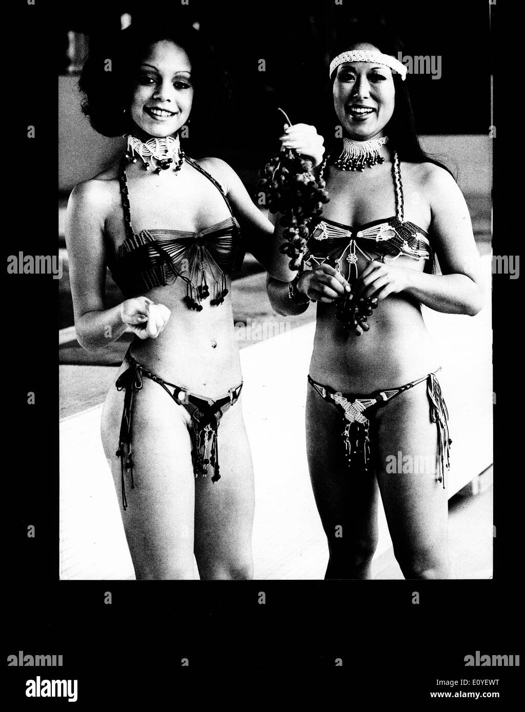 1. Januar 1970 - London, England, Vereinigtes Königreich - Datei Foto ca.: 1960er Jahre der 1970er Jahre. Mädchen posiert im Bikini in Mode zeigt, schießt und am Strand bräunen. Nach der offiziellen Version war der moderne Bikini 1946 vom französischen Ingenieur Louis Rekard und Mode-Designer Jacques Heim in Paris erfunden und eingeführt am 5. Juli bei einer Modenschau im Piscine Molitor in Paris. Es war ein String-Bikini mit einem g-String zurück Stockfoto