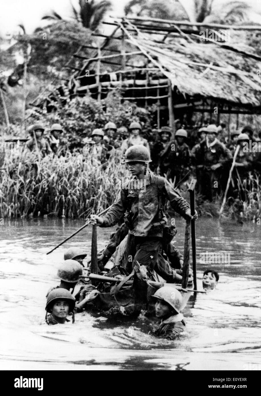 1. Januar 1970 - Ba Xuyen, Vietnam - vietnamesische Truppen Ford einen Kanal durch ein Dorf in Ba Xuyen ausgeführt, arbeiten täglich an Operationen vernichtende Viet Cong Guerilla in der Provinz Ba Xuyen angestrebt. In den 1950er Jahren die USA begannen, Truppen nach Vietnam, in den folgenden 25 Jahren schicken, der darauf folgenden Krieg würde einige der stärksten Spannungen in der US-Geschichte zu schaffen. Fast 3 Millionen US-Männer und Frauen wurden geschickt, um zu kämpfen für das, was eine fragwürdige Sache war. Insgesamt wird geschätzt, dass mehr als 2,5 Millionen Menschen auf beiden Seiten getötet wurden. Stockfoto
