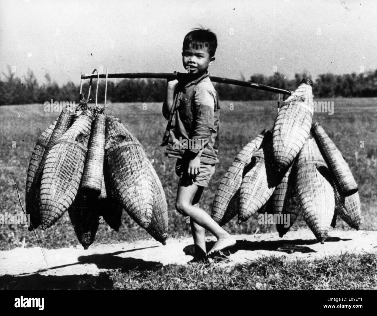 1. Januar 1970 kehrt mit seinen Fisch, weit weg von den Schrecken des Krieges in Vietnam - Vietnam - A junger Fischer. In den 1950er Jahren die USA begannen, Truppen nach Vietnam, in den folgenden 25 Jahren schicken, der darauf folgenden Krieg würde einige der stärksten Spannungen in der US-Geschichte zu schaffen. Fast 3 Millionen US-Männer und Frauen wurden geschickt, um zu kämpfen für das, was eine fragwürdige Sache war. Insgesamt wird geschätzt, dass mehr als 2,5 Millionen Menschen auf beiden Seiten getötet wurden. Stockfoto