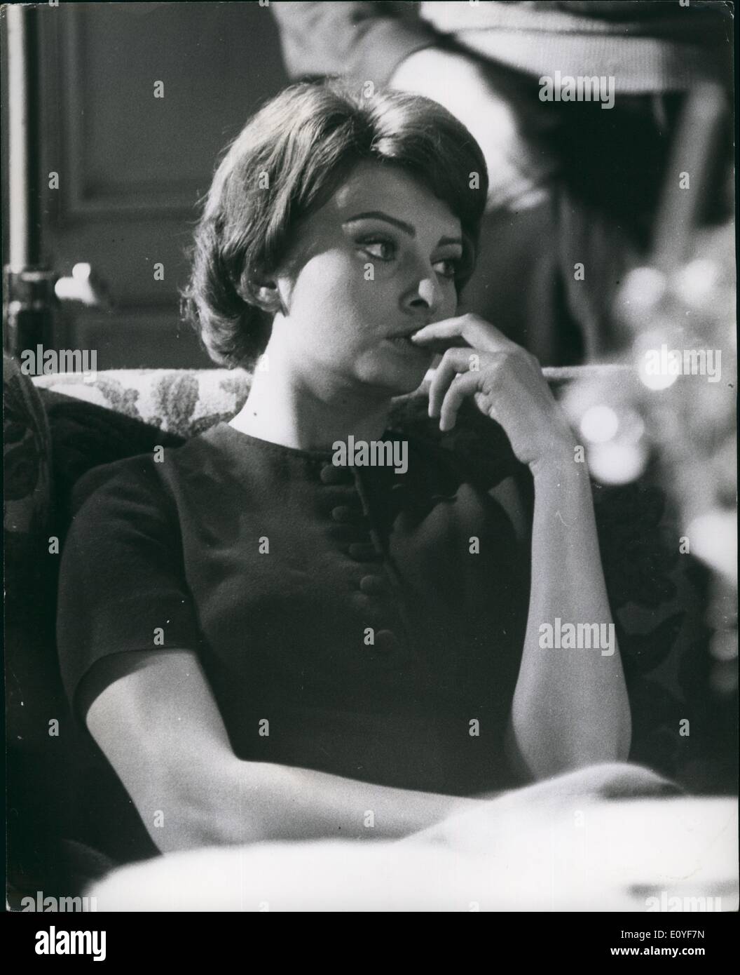 1. Januar 1970 - Loren die nachdenklich: Sophia Loren Finger ihre Lippen, wie sie wartet und grübelt über die Linien, die sie in einer Szene aus sprechen soll '' The Key ", fotografiert in Boreham Wood Studios. Sophia Loren als ausländische Mädchen in Kriegszeiten England: Aylesbury dient als Standorteinstellung für den Markt der Kriegszeit Marine Stadt: nasse doch noch malerischen und historisch interessanten Land Markt Stadt Aylesbury, Buckinghamshire, ging den gesamten Film Team von Driector Sir Carol Roed und Produzent Schriftsteller Carl Foreman, machen '' The Key'' Stockfoto