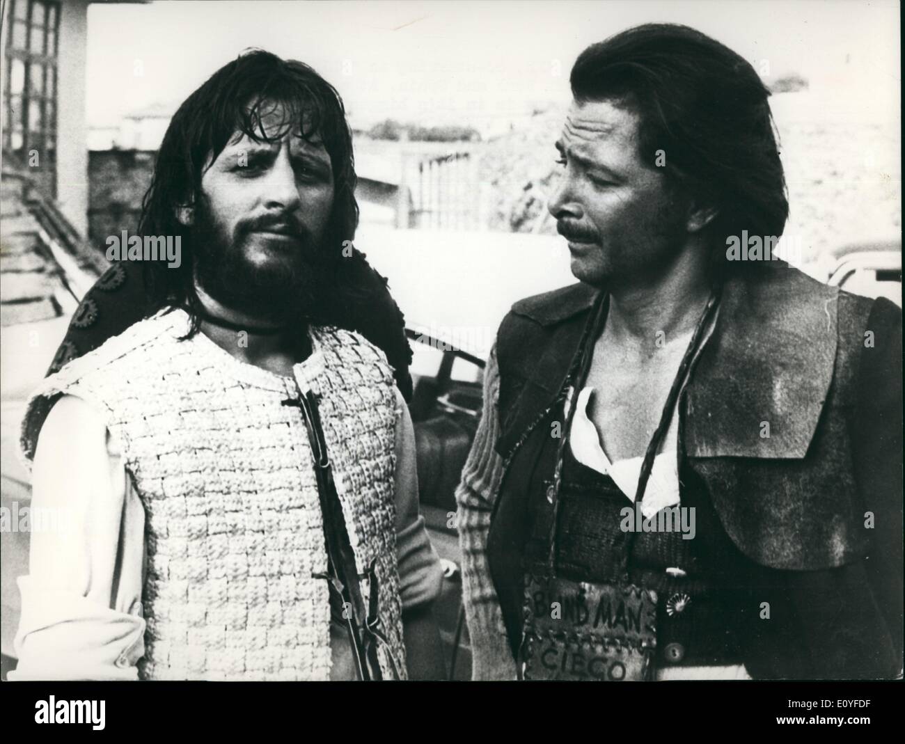 1. Januar 1970 - Tony Anthony (r) und Ringo Starr, co-Darsteller in blinden  Mann erschossen vor Ort in Rom und Spanien. Zu einem Zeitpunkt, wenn die  Filmindustrie in die größte Krise ist,