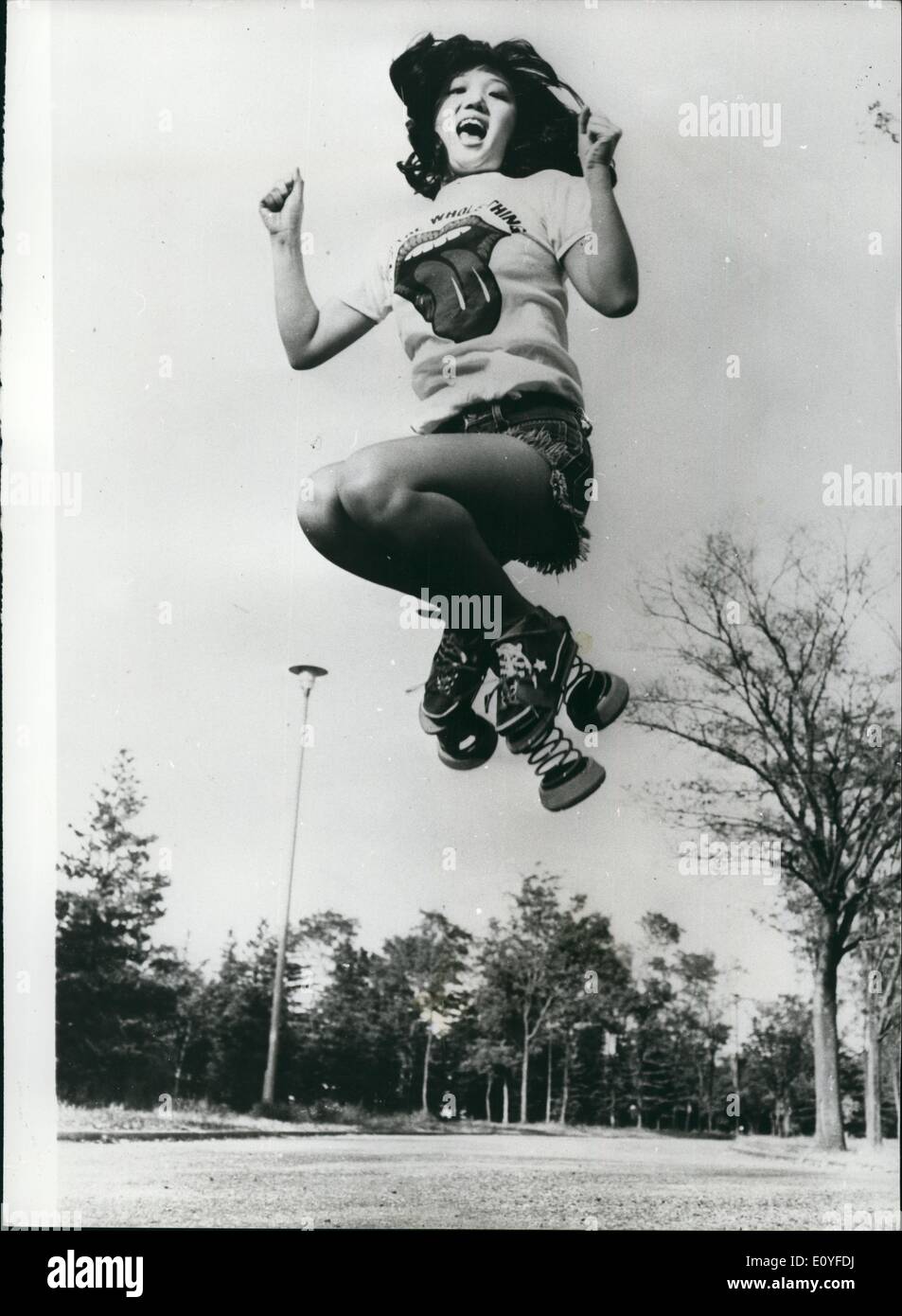 1. Januar 1970 - '' springen Jill'' - die neueste Verrücktheit in Japan: Foto zeigt dieser japanischen '' springen Jill'' zeigt sich im Stockfoto