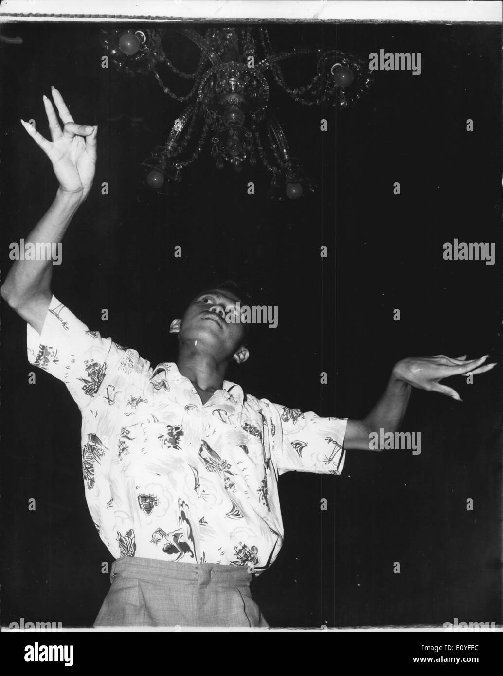1. Januar 1970 - Javas besten Tänzer: zweiundzwanzig Jahre alten Suripto ist der beste männliche Tänzer in Solo. Er hat gerade einen vier-Jahres-Kurs an der Royal School und s noch auf als Lehrerin abgeschlossen. Hier zeigt er einige Bewegungen einer balinesischen Tanz welche Features schnelle finger-Bewegungen. Er trägt Spitze silberne Fingernägel auf die Handbewegungen. Stockfoto